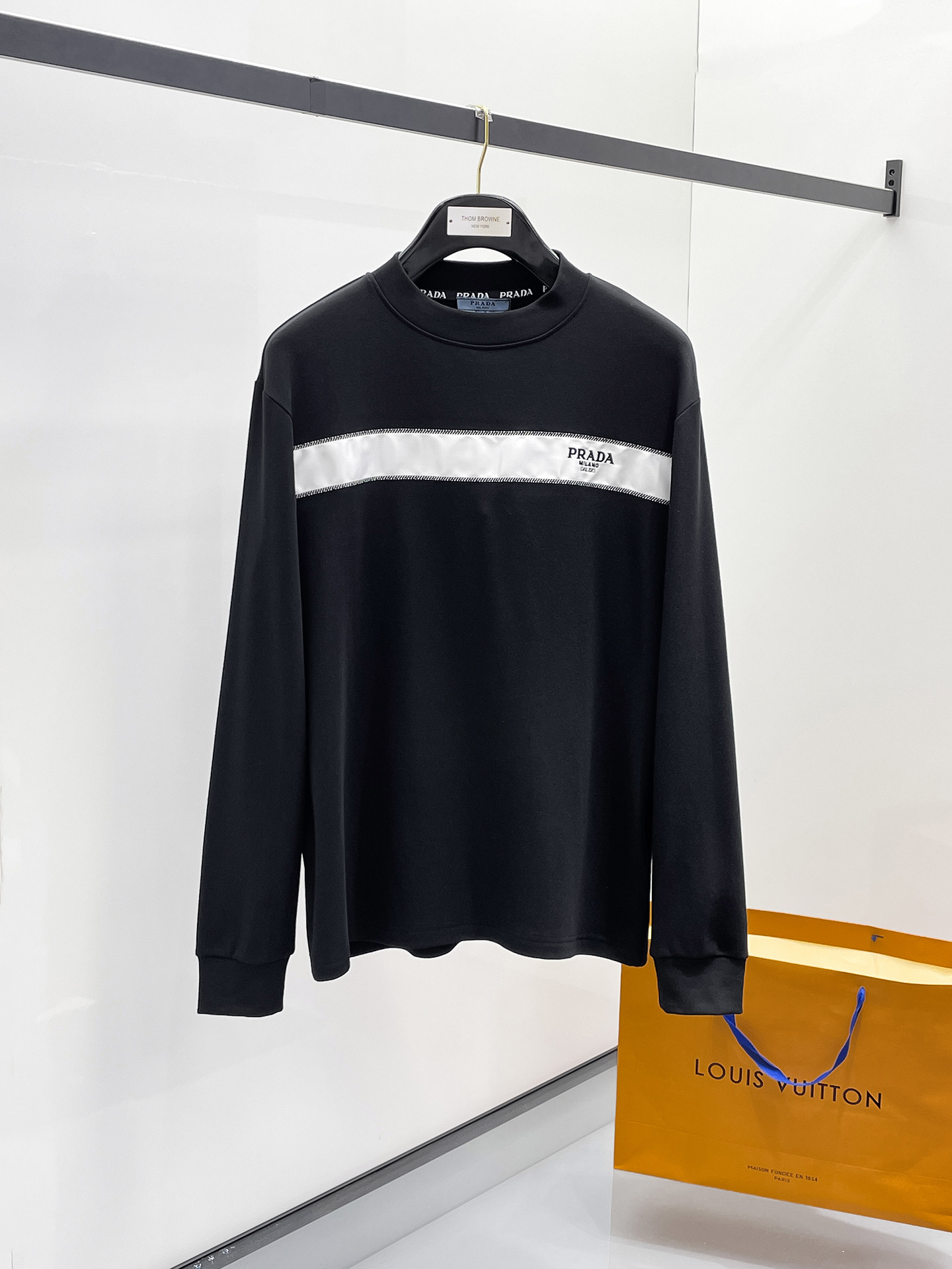 NO:728983,[Supports exchange after the year] Prada 25ss autumn [new product] new trade order round neck long-sleeved bottoming shirt long-sleeved T-shirt internet celebrity style!  The upper body is comfortable and breathable, not stiff, and has a rich three-dimensional feel overall. It is a quality export order that meets the simple needs of commuters for dressing. The upper body effect is very good, slimming, and not picky about the figure. The fabric workmanship... is impeccable. Good workmanship and good fabrics can make you wear a good taste. It is a must-have item. Size S-2XL, prada, tees, t-shirt,19860909【支持年后退换】普拉达 25ss秋季【新品】新款贸易订单圆领长袖打底衫长袖T恤网红款！上身舒适透气,不僵硬,整体有着丰富的立体感,品质出口订单,满足通勤人们对于着装的简约需求,上身效果很好,显瘦,不挑剔身材.面料做工....无可挑剔,好工艺好面料才能穿出好品味一款,人手必备单品 码数S-2XL,,prada,tees，t-shirt,,Men's clothing