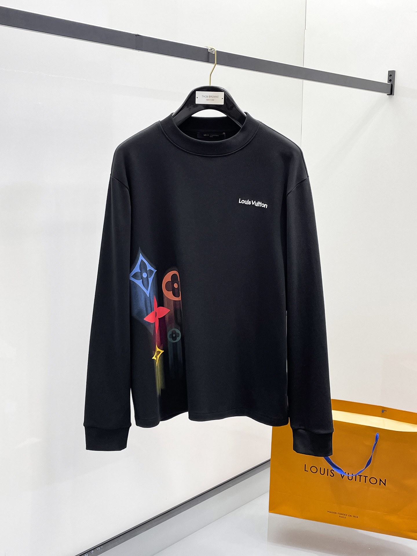 NO:728969,[Supports exchange after the year] LV 25ss autumn [new product] new trade order round neck long-sleeved bottoming shirt long-sleeved T-shirt internet celebrity style!  The upper body is comfortable and breathable, not stiff, and has a rich three-dimensional sense. It is a quality export order that meets the simple needs of commuters. The upper body effect is very good, slimming, and not picky about the figure. The fabric workmanship... is impeccable. Only good craftsmanship and good fabrics can make you wear a good taste. A must-have item. Size S-2XL, Louis Vuitton, tees, t-shirt,19860909【支持年后退换】 LV 25ss秋季【新品】新款贸易订单圆领长袖打底衫长袖T恤网红款！上身舒适透气,不僵硬,整体有着丰富的立体感,品质出口订单,满足通勤人们对于着装的简约需求,上身效果很好,显瘦,不挑剔身材.面料做工....无可挑剔,好工艺好面料才能穿出好品味一款,人手必备单品 码数S-2XL,,louis vuitton,tees，t-shirt,,Men's clothing