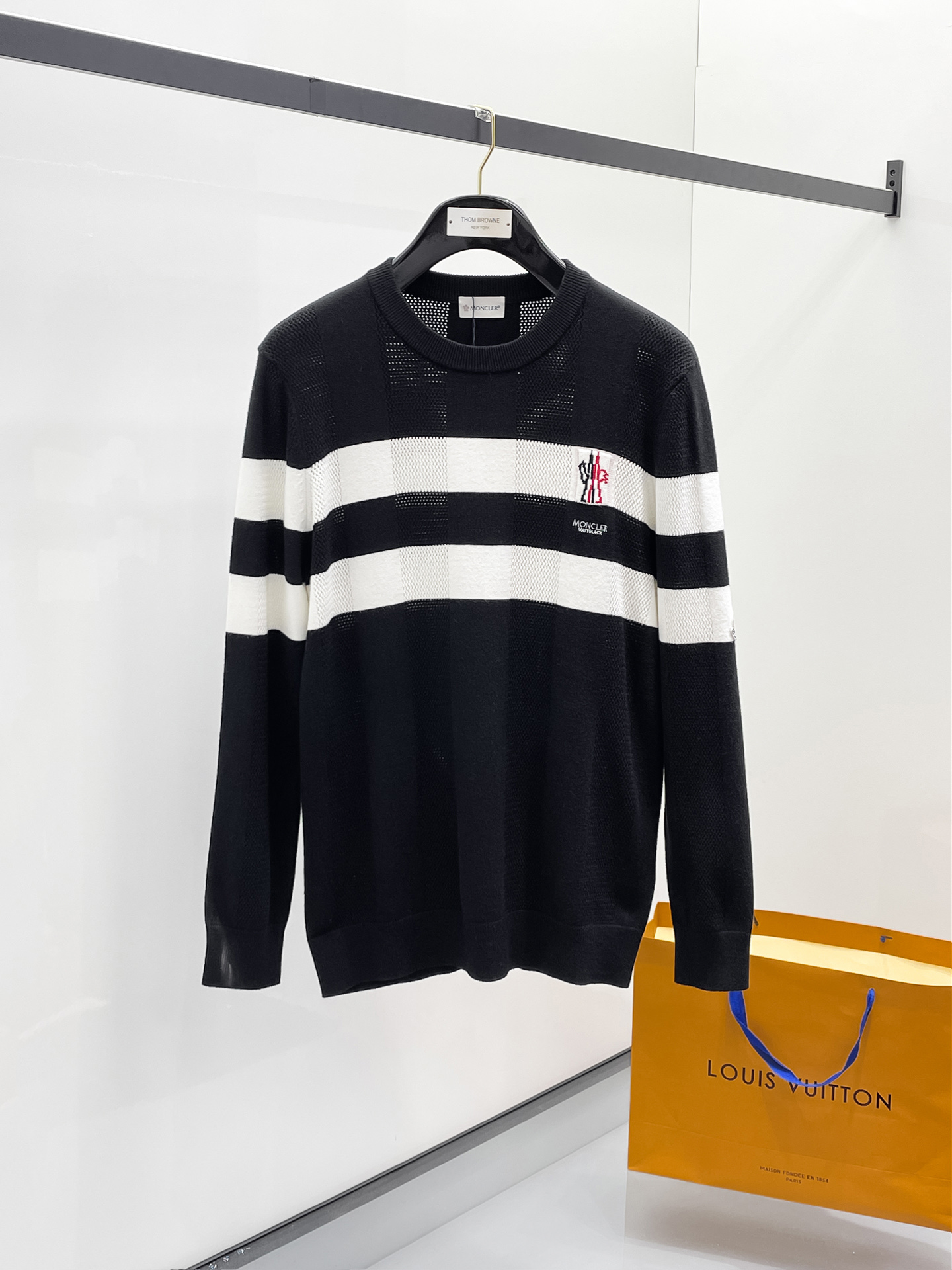 NO:565454,Mengkou 25ss autumn and winter [new product] sweater is exclusively for hard goods, imported original technical wool worsted!  The fine knitting is integrated, and the color mixed weaving is purely handmade. The grade is extremely high, highlighting the taste and luxury of clothing. The craftsmanship is exquisite!  Customized original craftsmanship threaded upper body, extremely handsome, purchasing agent level counter, same style for men and women, size M-3XL,,Moncler,sweaters,alexander wang19860909蒙口25ss秋冬【新品】毛衣专供狠货,进口原版科技羊毛精纺！精细针织一体,色彩混织纯手工技艺呈现 档次极高,凸显衣着品味与奢华 工艺精湛！定制原版工艺螺纹上身帅到爆,代购级别专柜男女同款 码数M-3XL,,Moncler,sweaters,alexander wang,Men's clothing