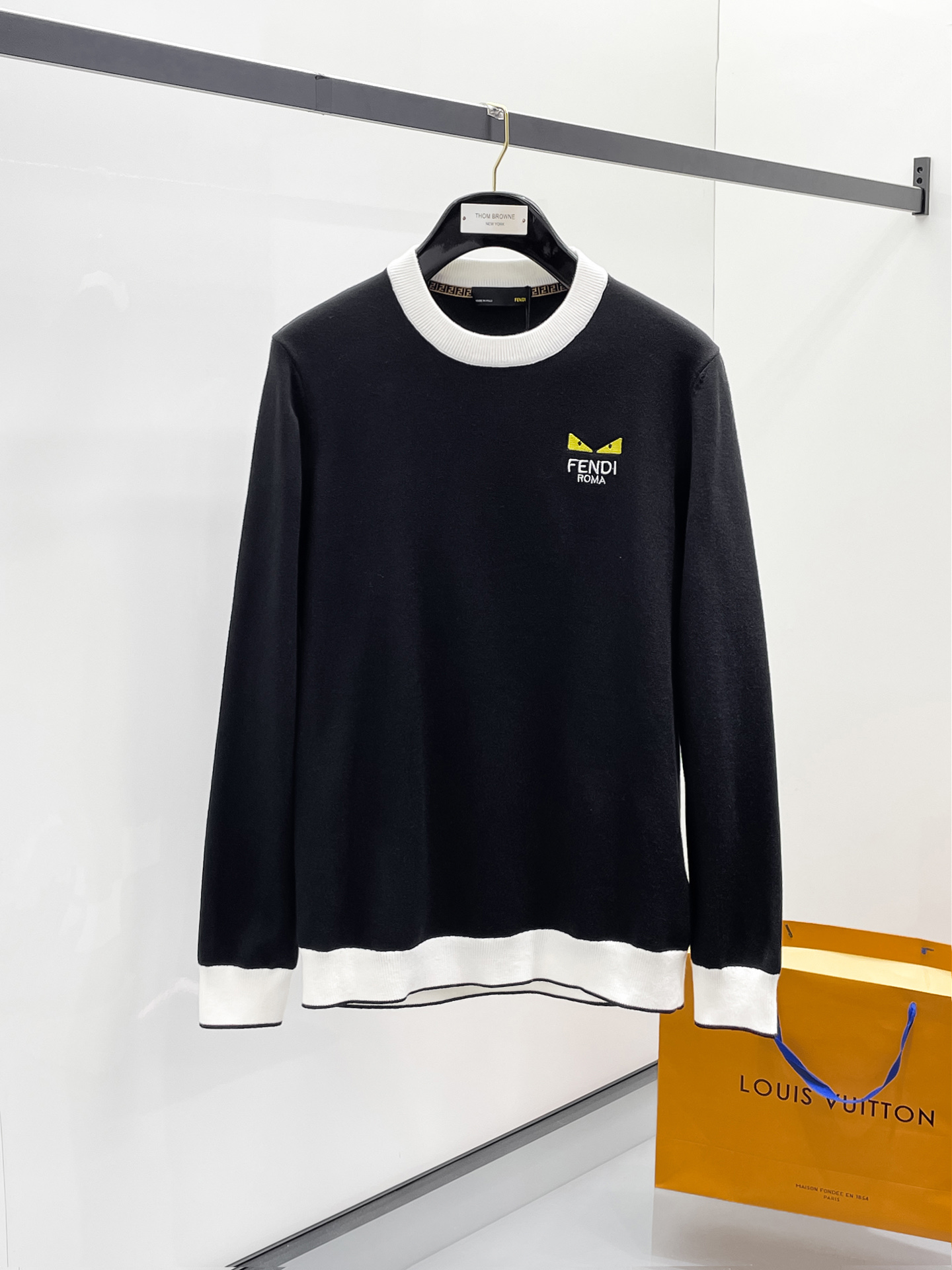 NO:565480,Fendi 25ss Autumn and Winter [New Product] Sweater is exclusively for sale, imported original technical wool worsted!  The fine knitting is integrated, and the color mixed weaving is purely handmade. The grade is extremely high, highlighting the taste and luxury of clothing. The craftsmanship is exquisite!  Customized original craftsmanship threaded upper body, extremely handsome, purchasing agent level counter, same style for men and women, size M-3XL,, fendi, sweaters, alexander wang19860909芬迪25ss秋冬【新品】毛衣专供狠货,进口原版科技羊毛精纺！精细针织一体,色彩混织纯手工技艺呈现 档次极高,凸显衣着品味与奢华 工艺精湛！定制原版工艺螺纹上身帅到爆,代购级别专柜男女同款 码数M-3XL,,fendi,sweaters,alexander wang,Men's clothing