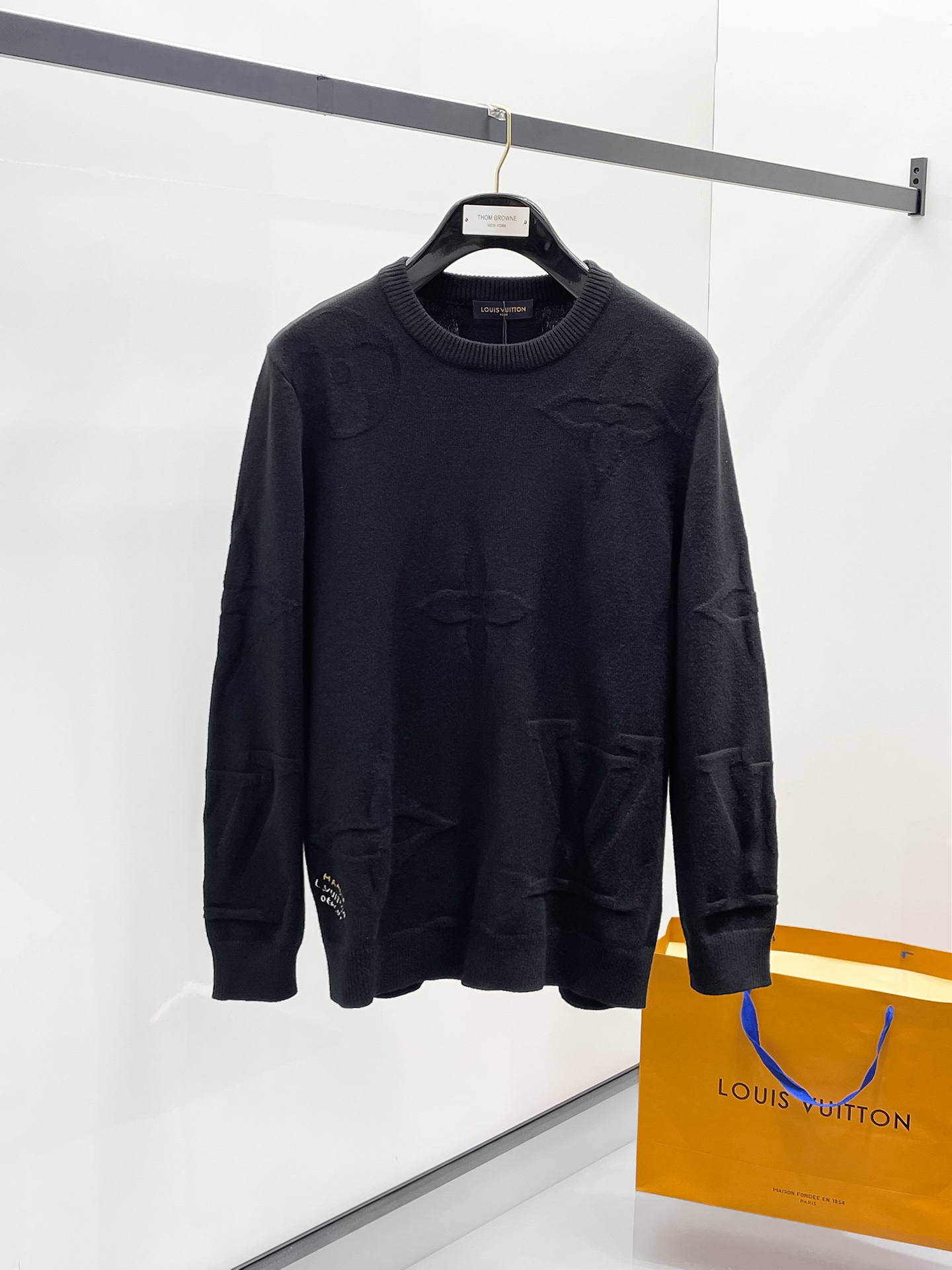 NO:565469,LV25ss autumn and winter [new product] sweater is exclusively for hard goods, imported original technical wool worsted!  The fine knitting is integrated, and the color mixed weaving is purely handmade. The grade is extremely high, highlighting the taste and luxury of clothing. The craftsmanship is exquisite!  Customized original craftsmanship threaded upper body, extremely handsome, purchasing agent level counter, same style for men and women, size M-3XL, Louis Vuitton, sweaters, alexander wang19860909LV25ss秋冬【新品】毛衣专供狠货,进口原版科技羊毛精纺！精细针织一体,色彩混织纯手工技艺呈现 档次极高,凸显衣着品味与奢华 工艺精湛！定制原版工艺螺纹上身帅到爆,代购级别专柜男女同款 码数M-3XL,,louis vuitton,sweaters,alexander wang,Men's clothing