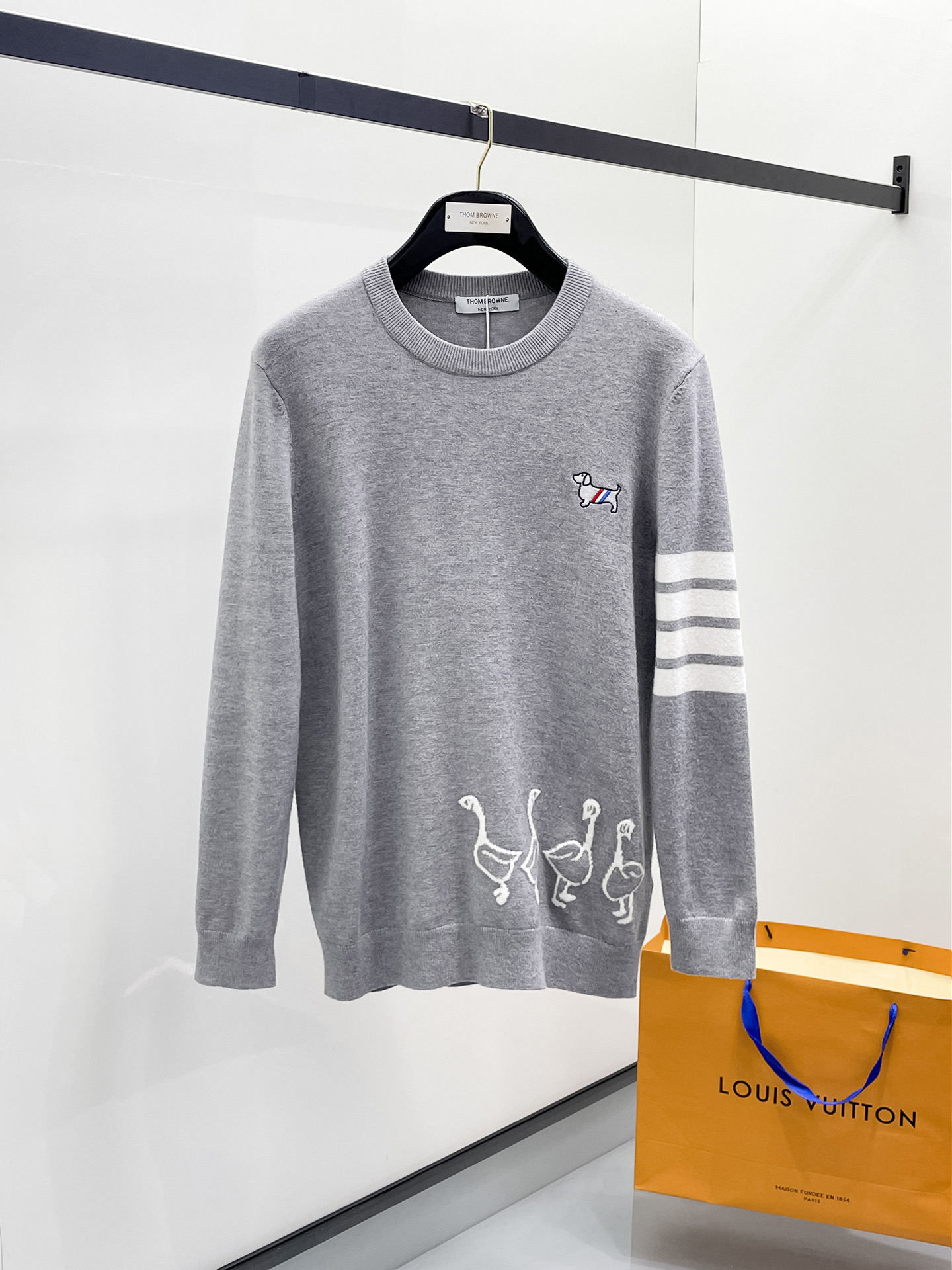 NO:703391,Replacement after the end of the year. TB 25ss autumn and winter [new product] sweater is exclusively for hard goods, imported original technical wool worsted!  The fine knitting is integrated, and the color mixed weaving is purely handmade. The grade is extremely high, highlighting the taste and luxury of clothing. The craftsmanship is exquisite!  Customized original craftsmanship threaded upper body, extremely handsome, purchasing agent level counter, same style for men and women, size M-3XL,,sweaters,19860909年后退换.TB 25ss秋冬【新品】毛衣专供狠货,进口原版科技羊毛精纺！精细针织一体,色彩混织纯手工技艺呈现 档次极高,凸显衣着品味与奢华 工艺精湛！定制原版工艺螺纹上身帅到爆,代购级别专柜男女同款 码数M-3XL,,sweaters,,Men's clothing