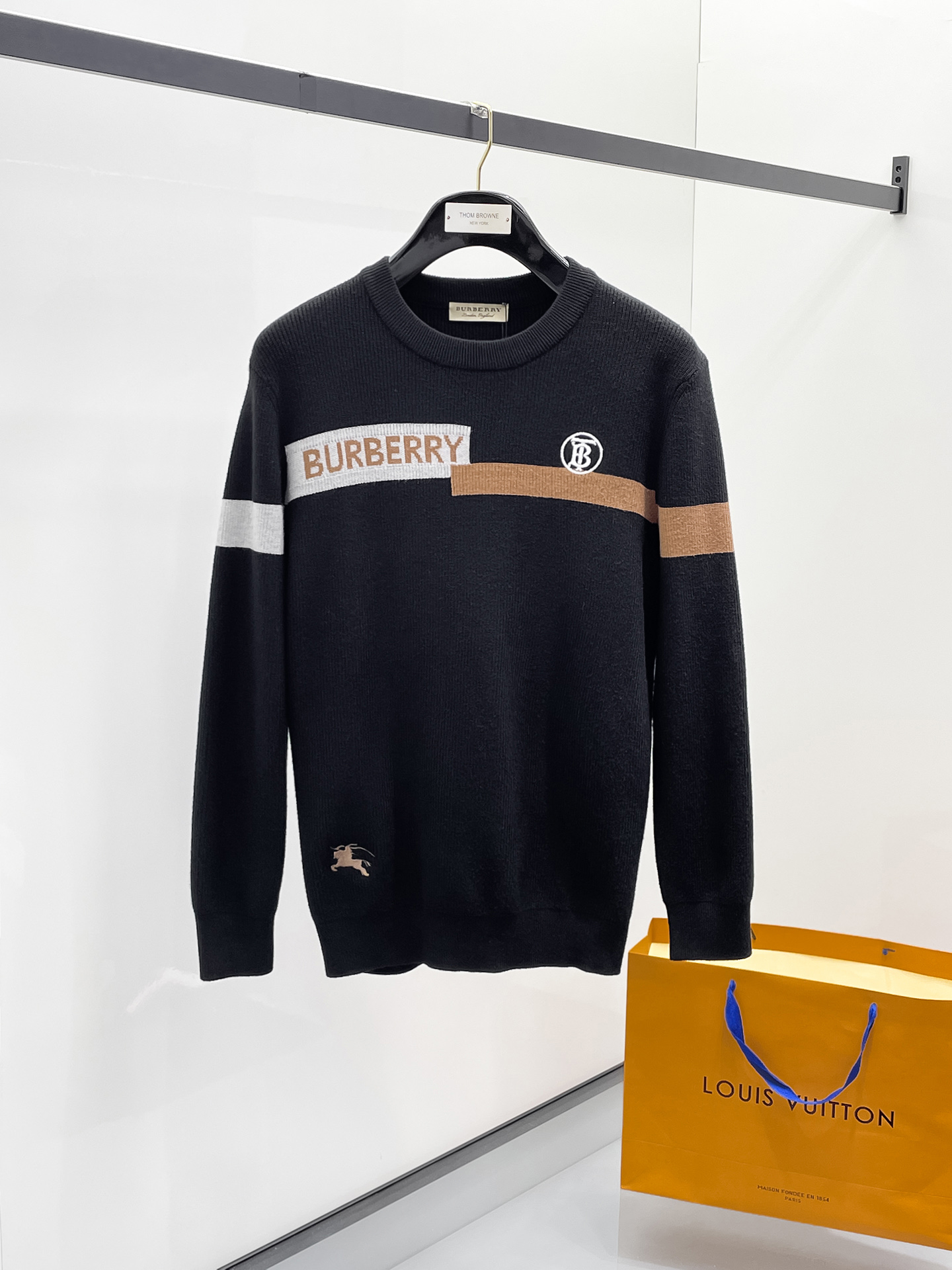 NO:565457,Burberry 25ss autumn and winter [new product] sweater is exclusively for sale, imported original technical wool worsted!  The fine knitting is integrated, and the color mixed weaving is purely handmade. The grade is extremely high, highlighting the taste and luxury of clothing. The craftsmanship is exquisite!  Customized original craftsmanship threaded upper body, extremely handsome, purchasing agent level counter, same style for men and women, size M-3XL,,burberry,sweaters,alexander wang19860909巴宝莉25ss秋冬【新品】毛衣专供狠货,进口原版科技羊毛精纺！精细针织一体,色彩混织纯手工技艺呈现 档次极高,凸显衣着品味与奢华 工艺精湛！定制原版工艺螺纹上身帅到爆,代购级别专柜男女同款 码数M-3XL,,burberry,sweaters,alexander wang,Men's clothing