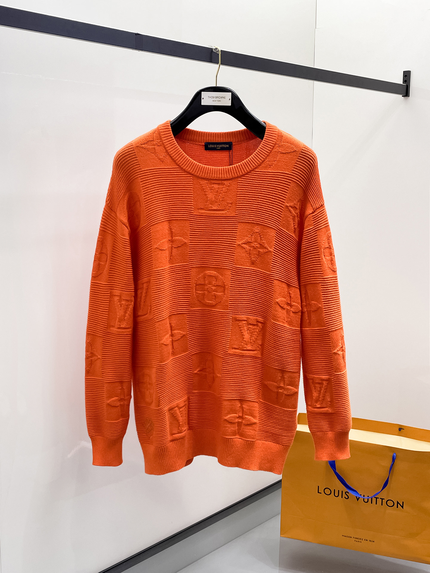 NO:565447,LV 25ss autumn and winter [new product] sweater is exclusively for the hard goods, imported original technical wool worsted!  The fine knitting is integrated, and the color mixed weaving is purely handmade. The grade is extremely high, highlighting the taste and luxury of clothing. The craftsmanship is exquisite!  Customized original craftsmanship threaded upper body, extremely handsome, purchasing agent level counter, same style for men and women, size M-3XL, Louis Vuitton, sweaters, alexander wang19860909LV 25ss秋冬【新品】毛衣专供狠货,进口原版科技羊毛精纺！精细针织一体,色彩混织纯手工技艺呈现 档次极高,凸显衣着品味与奢华 工艺精湛！定制原版工艺螺纹上身帅到爆,代购级别专柜男女同款 码数M-3XL,,louis vuitton,sweaters,alexander wang,Men's clothing