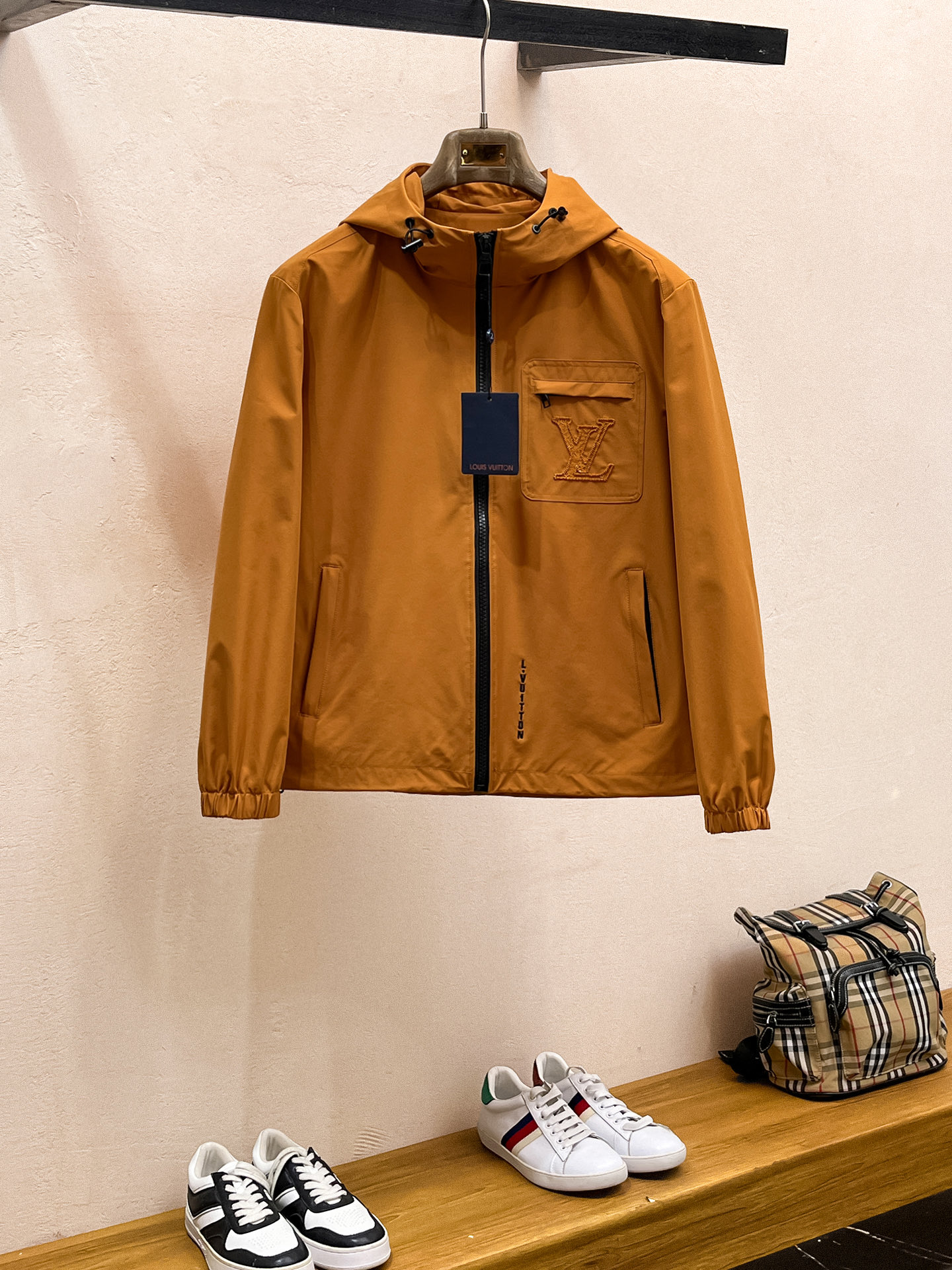 NO:539462,LV25ss Early Autumn [New Product] Trench coat jacket popular, autumn and winter counter new casual and fashionable jacket!  Super avant-garde design style, delicate and comfortable, very light and not easy to wrinkle. Multiple craftsmanship The overall design is quite visual, the upper body is casual and stylish, with a certain degree of clarity, absolutely recommended to be at the most cutting-edge fashion temperament, a must-have for urban casualness. Number of codes M~3XL, louis vuitton, jackets & coats, jackets & coats, alexander wang19860909LV25ss早秋【新品】风衣夹克外套爆款 秋冬专柜新款休闲时尚夹克外套！超前卫设计风格 细腻舒适 穿着非常轻便不易起皱.多重重工艺 整体的设计颇具视觉感,上身休闲有型,有一定的挺括度,绝对走在时尚最尖端的气质感推荐,都市休闲必备.码数M~3XL,,louis vuitton,jackets & coats,jackets & coats,alexander wang,Men's clothing