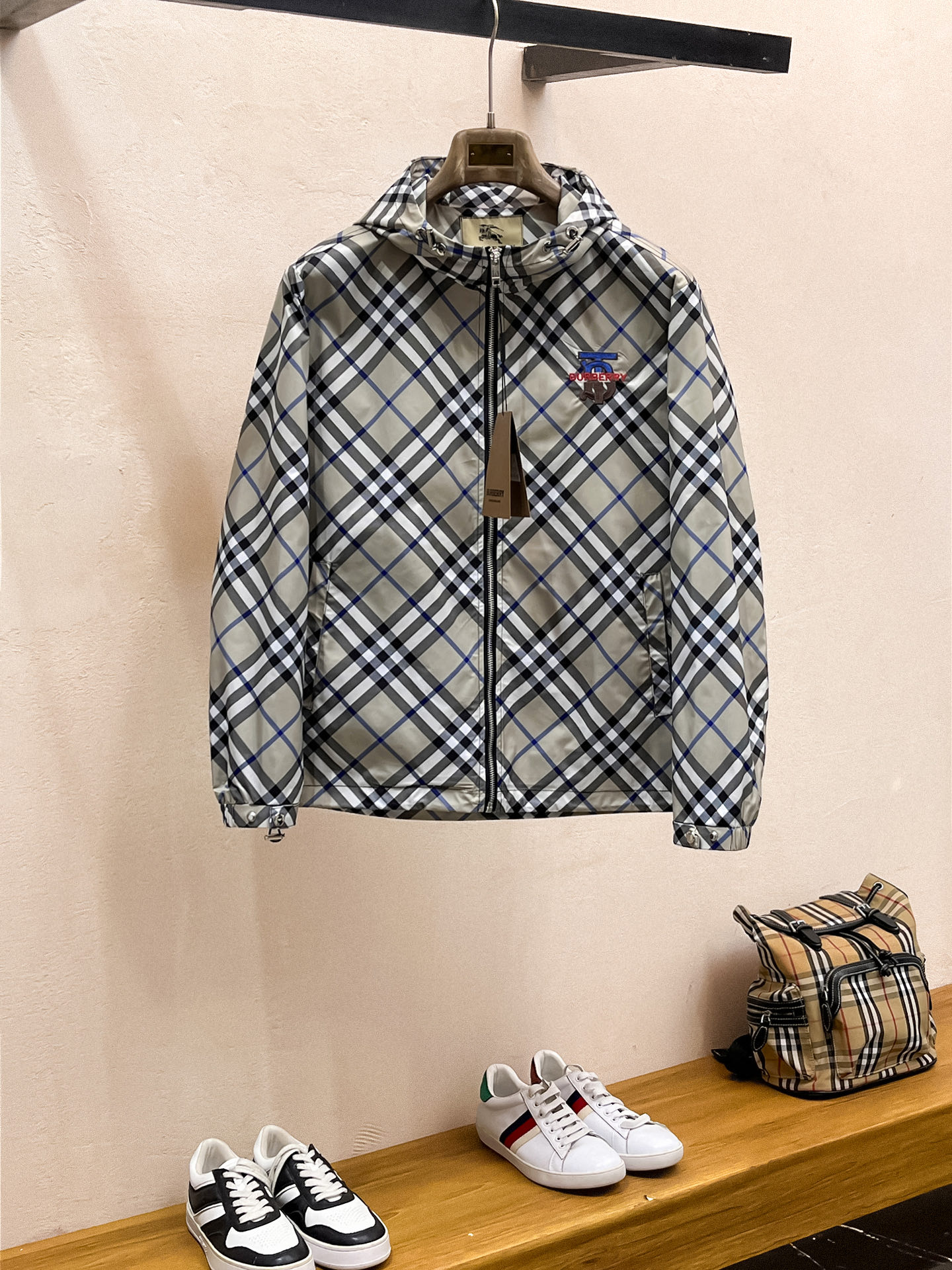 NO:539447,Burberry 25ss early autumn [new product] windbreaker jacket jacket popular, autumn and winter counter new casual and fashionable jacket jacket!  Super avant-garde design style, delicate and comfortable, very light and not easy to wrinkle. Multiple craftsmanship The overall design is quite visual, the upper body is casual and stylish, with a certain degree of clarity, absolutely recommended to be at the most cutting-edge fashion temperament, a must-have for urban casualness. Number of codes M~3XL, burberry, jackets & coats, jackets & coats, alexander wang19860909巴宝莉25ss早秋【新品】风衣夹克外套爆款 秋冬专柜新款休闲时尚夹克外套！超前卫设计风格 细腻舒适 穿着非常轻便不易起皱.多重重工艺 整体的设计颇具视觉感,上身休闲有型,有一定的挺括度,绝对走在时尚最尖端的气质感推荐,都市休闲必备.码数M~3XL,,burberry,jackets & coats,jackets & coats,alexander wang,Men's clothing