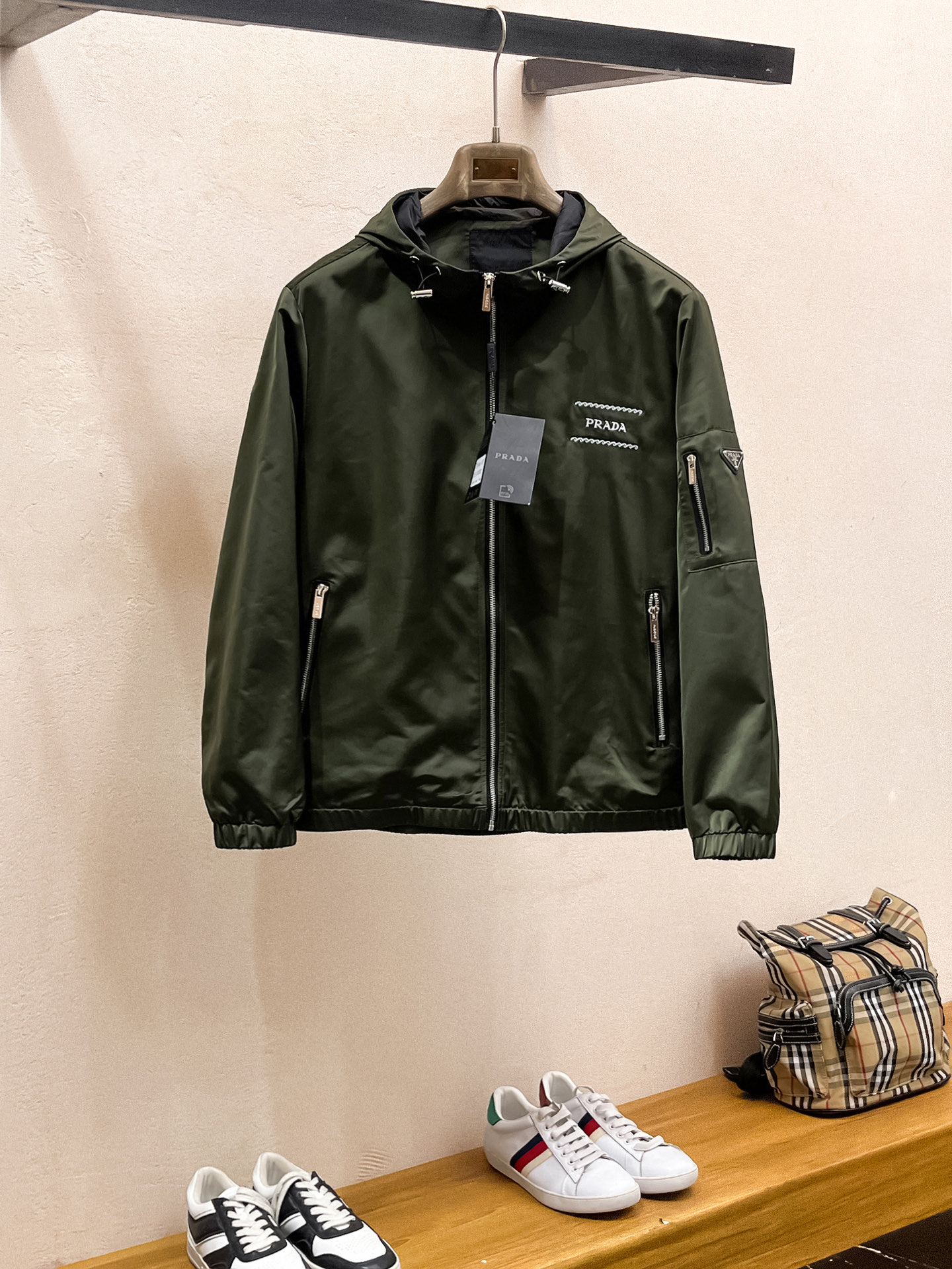 NO:539450,Prada 25ss early autumn [new product] windbreaker jacket jacket popular, autumn and winter counter new casual and fashionable jacket jacket!  Super avant-garde design style, delicate and comfortable, very light and not easy to wrinkle. Multiple craftsmanship The overall design is quite visual, the upper body is casual and stylish, with a certain degree of clarity, absolutely recommended to be at the most cutting-edge fashion temperament, a must-have for urban casualness. Number of codes M~3XL, prada, jackets & coats, jackets & coats, alexander wang19860909普拉达25ss早秋【新品】风衣夹克外套爆款 秋冬专柜新款休闲时尚夹克外套！超前卫设计风格 细腻舒适 穿着非常轻便不易起皱.多重重工艺 整体的设计颇具视觉感,上身休闲有型,有一定的挺括度,绝对走在时尚最尖端的气质感推荐,都市休闲必备.码数M~3XL,,prada,jackets & coats,jackets & coats,alexander wang,Men's clothing