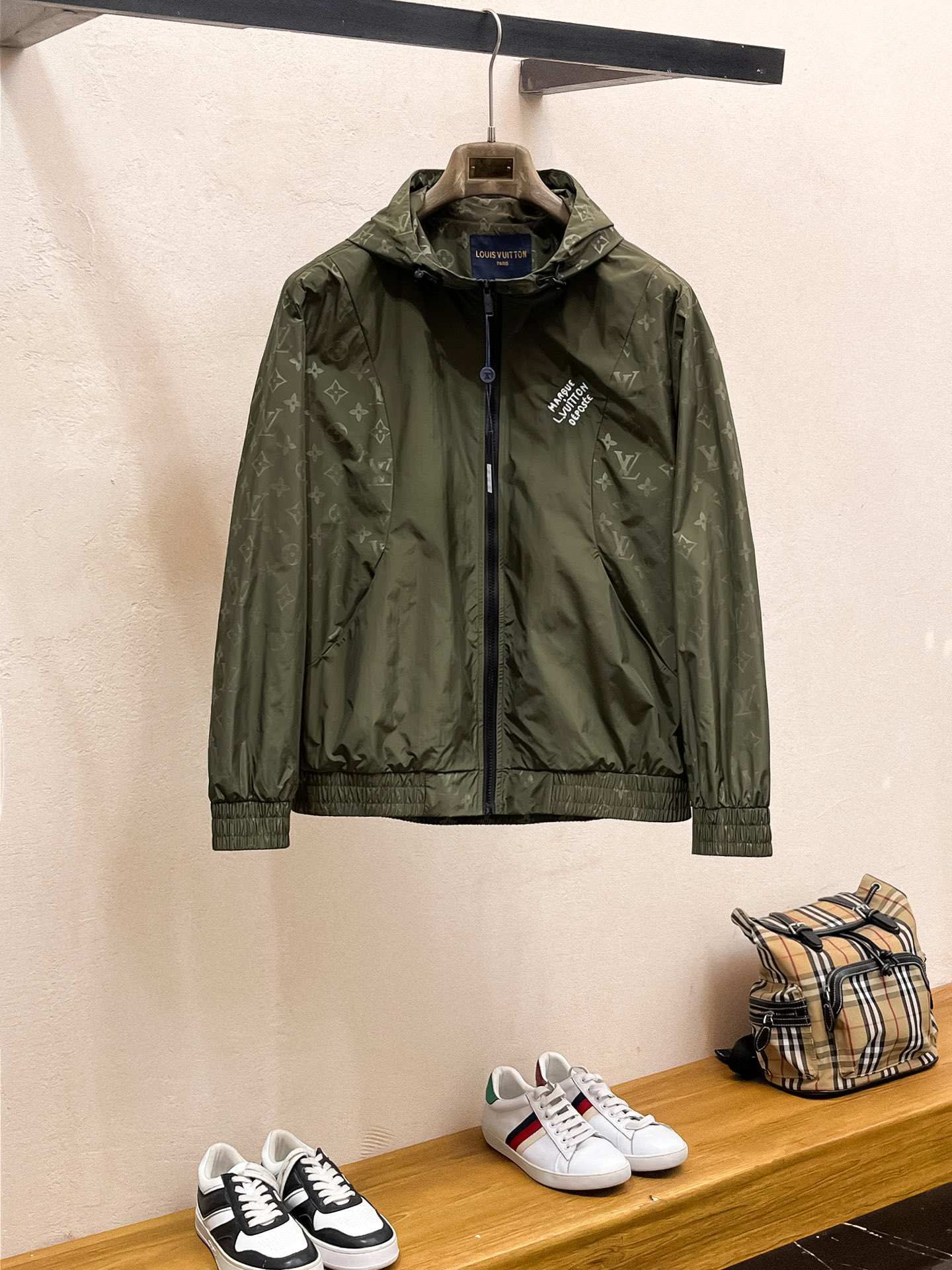 NO:539453,LV25ss Early Autumn [New Product] Trench coat jacket popular, autumn and winter counter new casual and fashionable jacket!  Super avant-garde design style, delicate and comfortable, very light and not easy to wrinkle. Multiple craftsmanship The overall design is quite visual, the upper body is casual and stylish, with a certain degree of clarity, absolutely recommended to be at the most cutting-edge fashion temperament, a must-have for urban casualness. Number of codes M~3XL, louis vuitton, jackets & coats, jackets & coats, alexander wang19860909LV25ss早秋【新品】风衣夹克外套爆款 秋冬专柜新款休闲时尚夹克外套！超前卫设计风格 细腻舒适 穿着非常轻便不易起皱.多重重工艺 整体的设计颇具视觉感,上身休闲有型,有一定的挺括度,绝对走在时尚最尖端的气质感推荐,都市休闲必备.码数M~3XL,,louis vuitton,jackets & coats,jackets & coats,alexander wang,Men's clothing