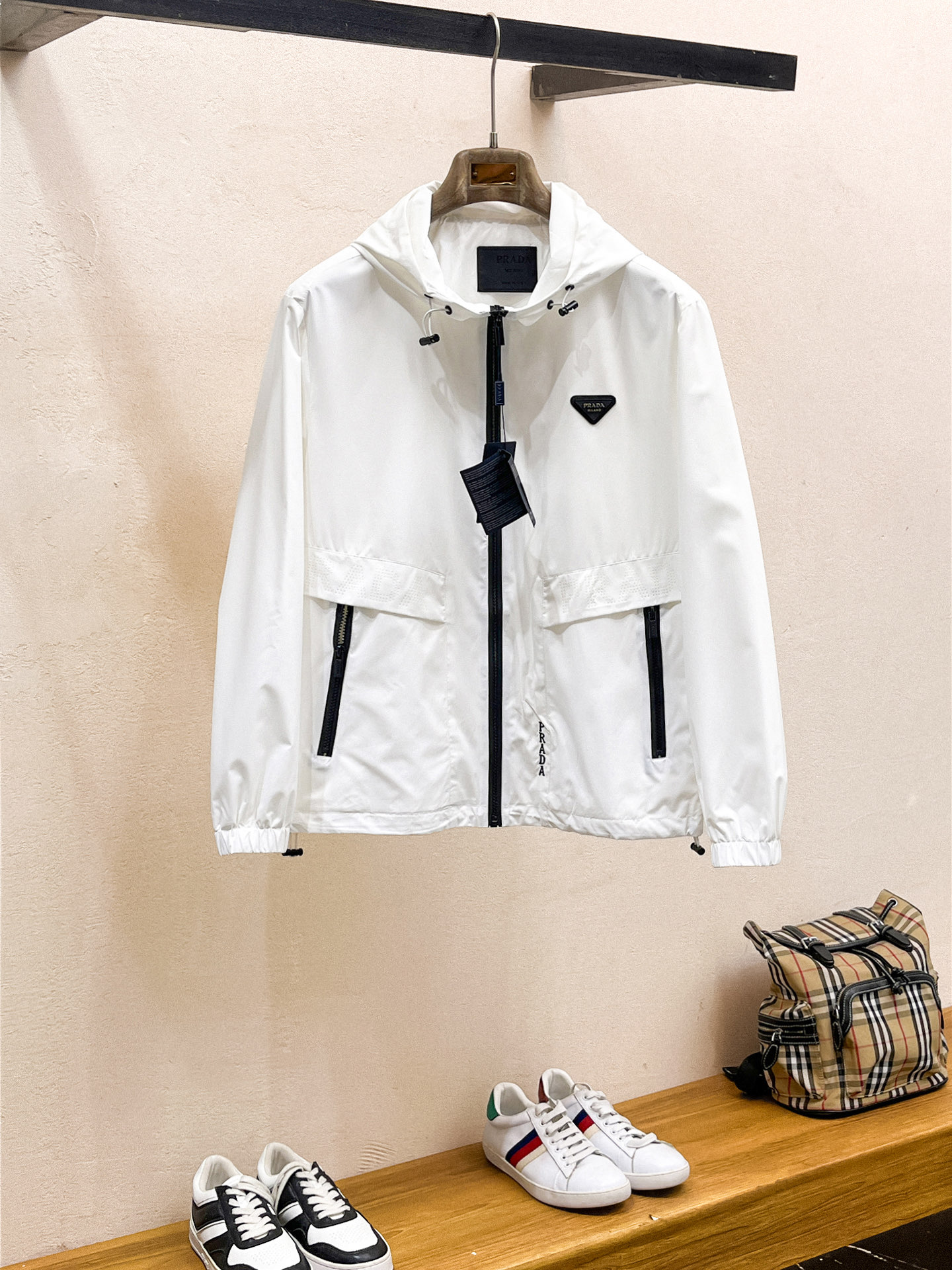 NO:539456,Prada 25ss early autumn [new product] windbreaker jacket jacket popular, autumn and winter counter new casual and fashionable jacket jacket!  Super avant-garde design style, delicate and comfortable, very light and not easy to wrinkle. Multiple craftsmanship The overall design is quite visual, the upper body is casual and stylish, with a certain degree of clarity, absolutely recommended to be at the most cutting-edge fashion temperament, a must-have for urban casualness. Number of codes M~3XL, prada, jackets & coats, jackets & coats, alexander wang19860909普拉达25ss早秋【新品】风衣夹克外套爆款 秋冬专柜新款休闲时尚夹克外套！超前卫设计风格 细腻舒适 穿着非常轻便不易起皱.多重重工艺 整体的设计颇具视觉感,上身休闲有型,有一定的挺括度,绝对走在时尚最尖端的气质感推荐,都市休闲必备.码数M~3XL,,prada,jackets & coats,jackets & coats,alexander wang,Men's clothing