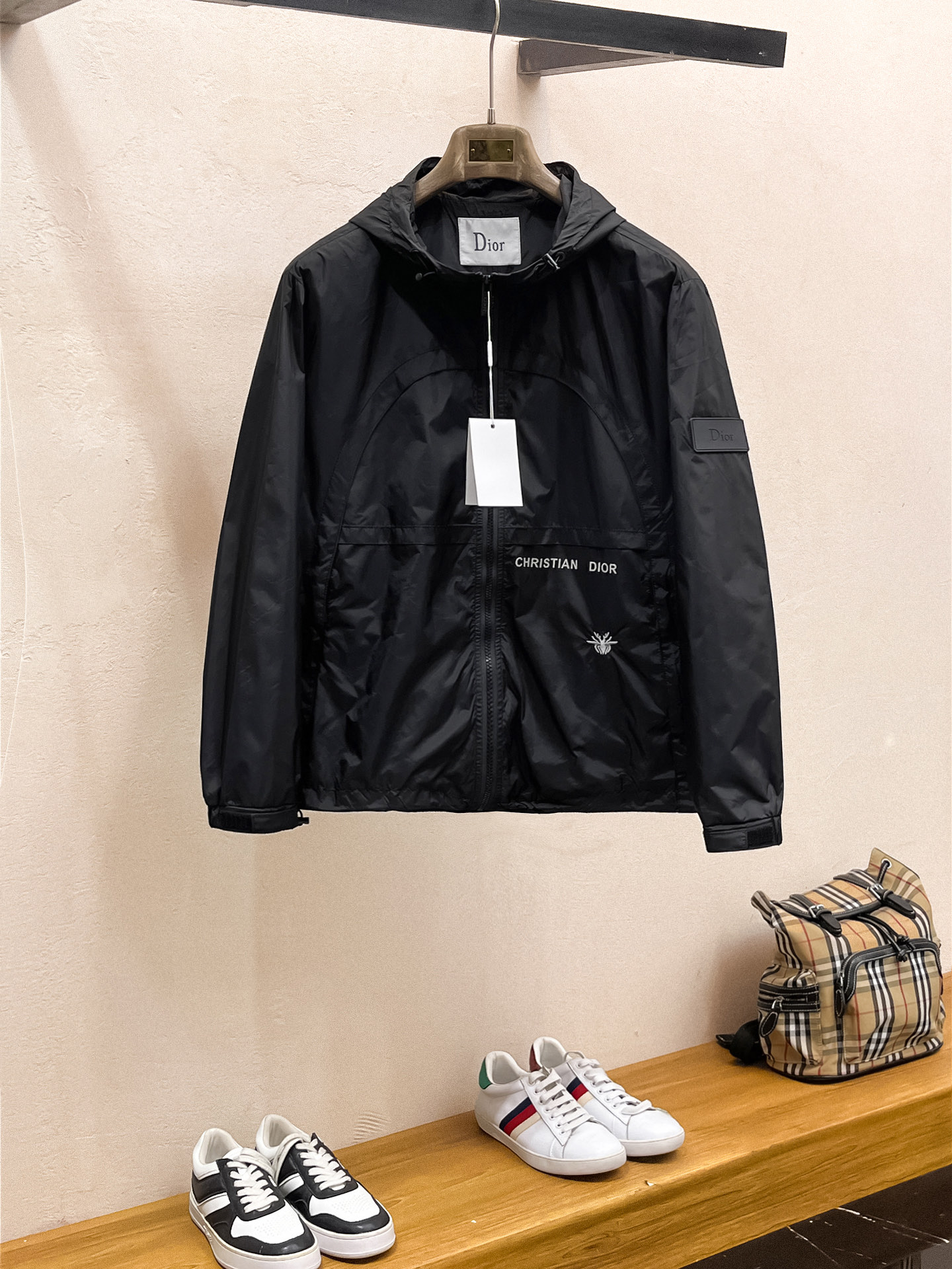 NO:539459,Dior 25ss early autumn [new product] windbreaker jacket jacket popular, autumn and winter counter new casual and fashionable jacket jacket!  Super avant-garde design style, delicate and comfortable, very light and not easy to wrinkle. Multiple craftsmanship The overall design is quite visual, the upper body is casual and stylish, with a certain degree of clarity, absolutely recommended to be at the most cutting-edge fashion temperament, a must-have for urban casualness. Number of codes M~3XL, dior, jackets & coats, jackets & coats, alexander wang19860909迪奥25ss早秋【新品】风衣夹克外套爆款 秋冬专柜新款休闲时尚夹克外套！超前卫设计风格 细腻舒适 穿着非常轻便不易起皱.多重重工艺 整体的设计颇具视觉感,上身休闲有型,有一定的挺括度,绝对走在时尚最尖端的气质感推荐,都市休闲必备.码数M~3XL,,dior,jackets & coats,jackets & coats,alexander wang,Men's clothing