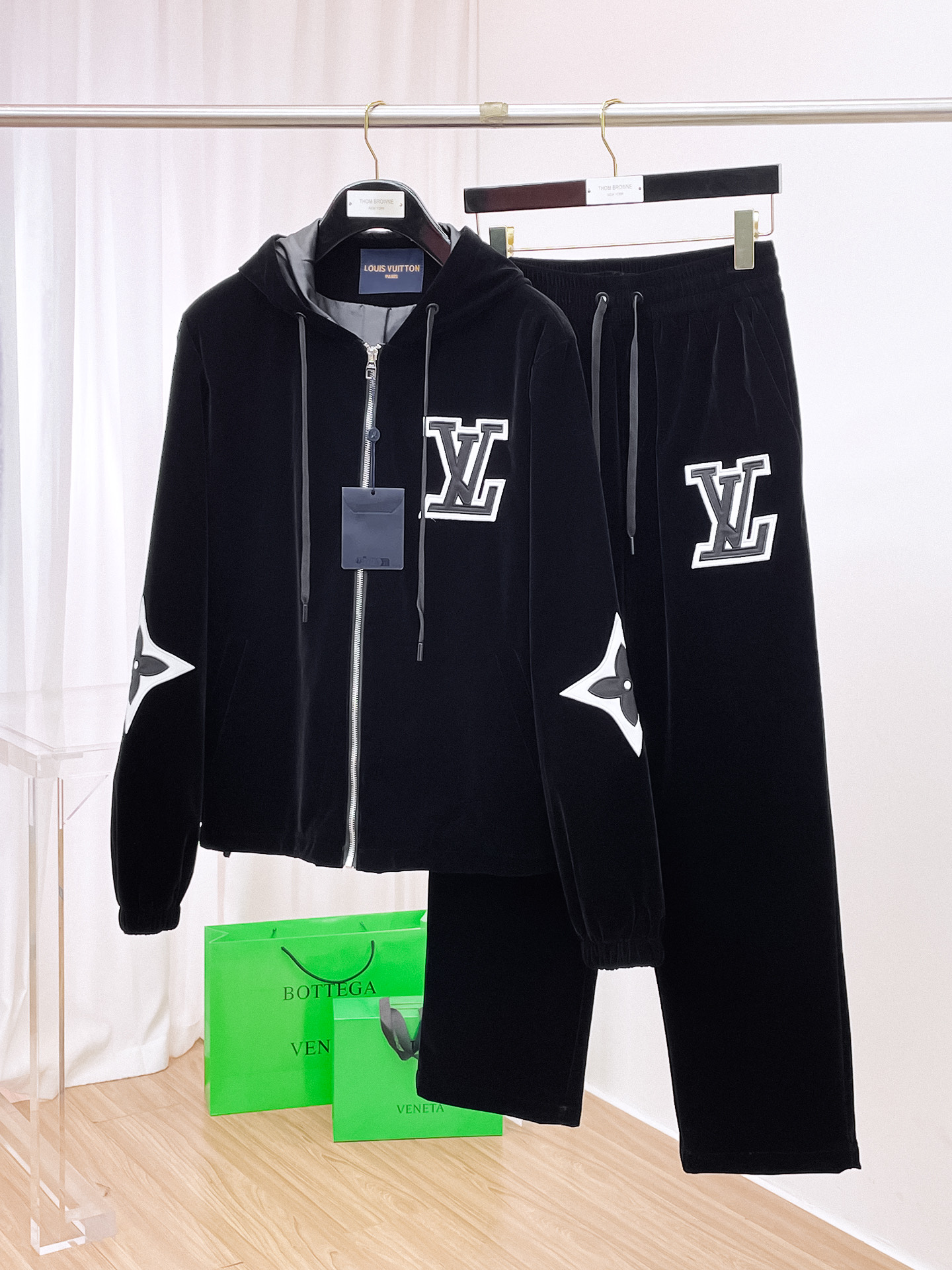 NO:598097,LV Lujia* casual velvet suit version 2025 autumn and winter top imported private goods, high-end splicing suit, customized hardware to create a multi-zipper and multi-pocket design suit, the counter model is fashionable yet luxurious. The quality is unquestionable. The upper body effect is great, the same style as the luxury official website. Style counter size M-3XL, louis vuitton, louis vuitton, louis vuitton, alexander wang19860909LV 驴家*休闲丝绒套装版型 2025秋冬款顶级进口私货,高端拼接套装,定制五金打造多拉链多口袋设计套装,专柜款时尚不失奢华 品质毋庸置疑 上身效果超赞,奢华官网同款 款式专柜尺码M-3XL,,louis vuitton,louis vuitton,louis vuitton,alexander wang,Men's clothing