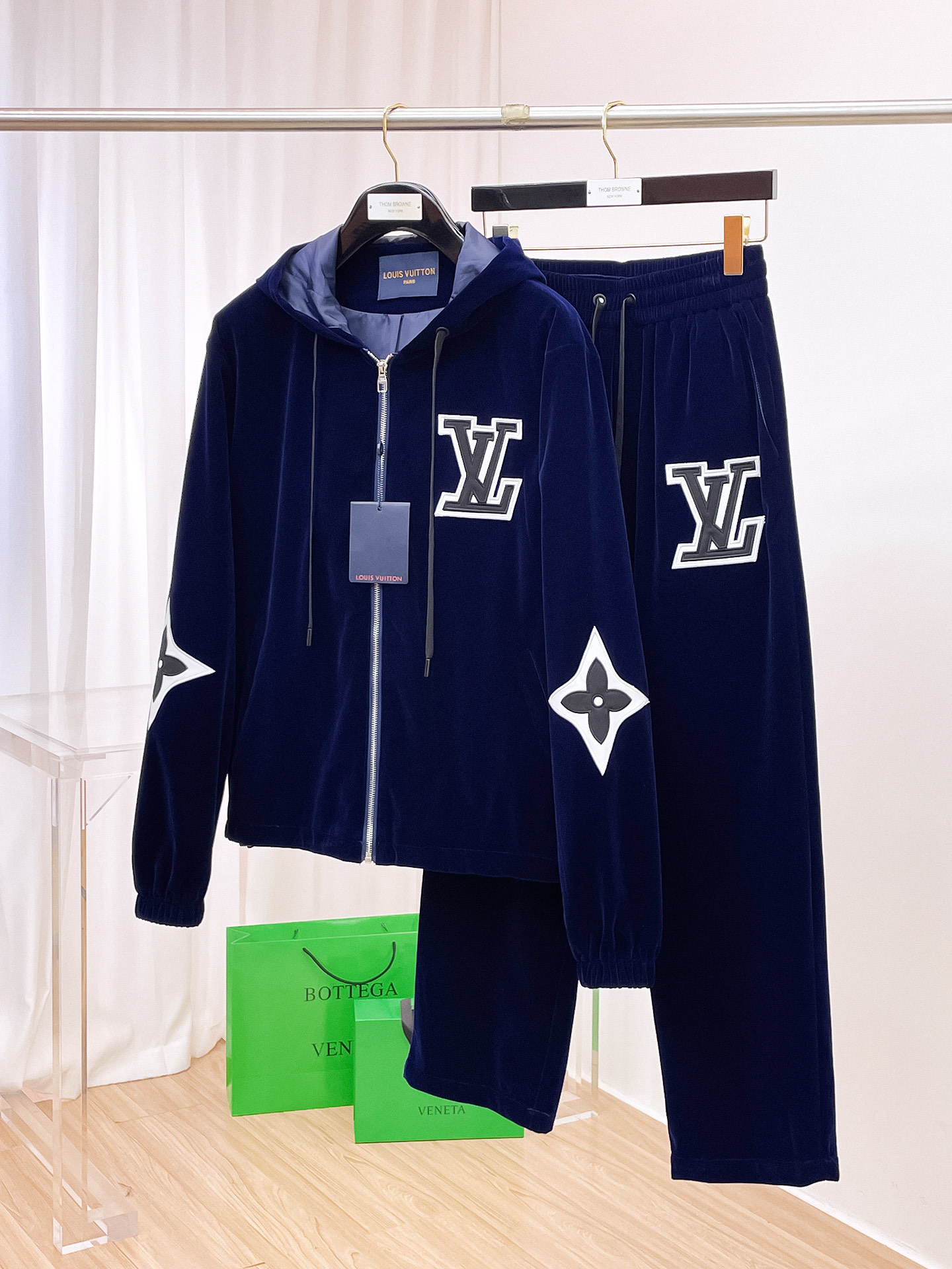 NO:598086,LV Lujia* casual velvet suit version 2025 autumn and winter top imported private goods, high-end splicing suit, customized hardware to create a multi-zipper and multi-pocket design suit, the counter model is fashionable yet luxurious. The quality is unquestionable. The upper body effect is great, the same style as the luxury official website. Style counter size M-3XL, louis vuitton, louis vuitton, louis vuitton, alexander wang19860909LV 驴家*休闲丝绒套装版型 2025秋冬款顶级进口私货,高端拼接套装,定制五金打造多拉链多口袋设计套装,专柜款时尚不失奢华 品质毋庸置疑 上身效果超赞,奢华官网同款 款式专柜尺码M-3XL,,louis vuitton,louis vuitton,louis vuitton,alexander wang,Men's clothing