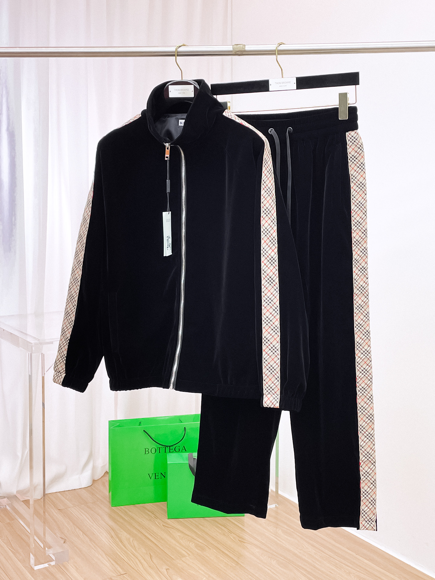 NO:598092,Burberry BBR* casual velvet suit version 2025 autumn and winter top imported private goods, high-end splicing suit, customized hardware to create a multi-zipper and multi-pocket design suit, the counter version is fashionable yet luxurious. The quality is unquestionable. The upper body effect is great, the same style on the luxury official website. Style counter size M-3XL,, burberry, alexander wang19860909巴宝莉 BBR*休闲丝绒套装版型 2025秋冬款顶级进口私货,高端拼接套装,定制五金打造多拉链多口袋设计套装,专柜款时尚不失奢华 品质毋庸置疑 上身效果超赞,奢华官网同款 款式专柜尺码M-3XL,,burberry,alexander wang,Men's clothing