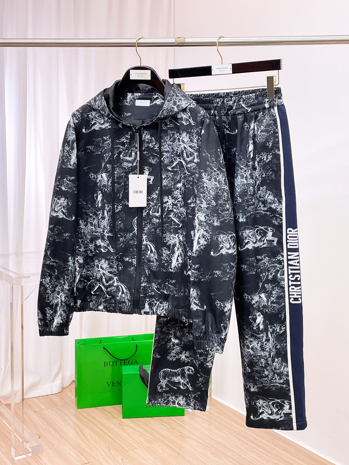 NO:598090,Dior* casual suit version 2025 autumn and winter top imported private goods, high-end spliced ​​hooded suit with customized hardware to create a multi-zipper and multi-pocket design suit, the counter version is fashionable yet luxurious. The quality is unquestionable. The upper body effect is great, the same style on the luxury official website. Style counter size M-3XL,, dior, dior, hats, alexander wang19860909迪奥 Dior*休闲套装版型 2025秋冬款顶级进口私货,高端拼接连帽套装定制五金打造多拉链多口袋设计套装,专柜款时尚不失奢华 品质毋庸置疑 上身效果超赞,奢华官网同款 款式专柜尺码M-3XL,,dior,dior,hats,alexander wang,Men's clothing