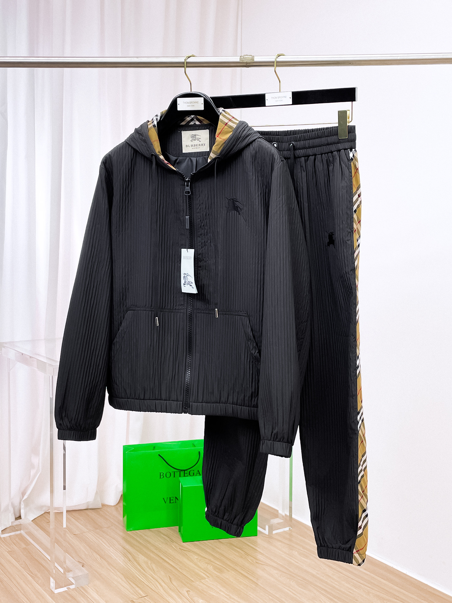 NO:598093,Burberry BBR* casual suit version 2025 autumn and winter top imported private goods, high-end splicing suit, customized hardware to create a multi-zipper and multi-pocket design suit, the counter model is fashionable yet luxurious, the quality is unquestionable, the upper body effect is great, the same style on the luxury official website, style counter size M-3XL,, burberry, alexander wang19860909巴宝莉 BBR*休闲套装版型 2025秋冬款顶级进口私货,高端拼接套装,定制五金打造多拉链多口袋设计套装,专柜款时尚不失奢华 品质毋庸置疑 上身效果超赞,奢华官网同款 款式专柜尺码M-3XL,,burberry,alexander wang,Men's clothing