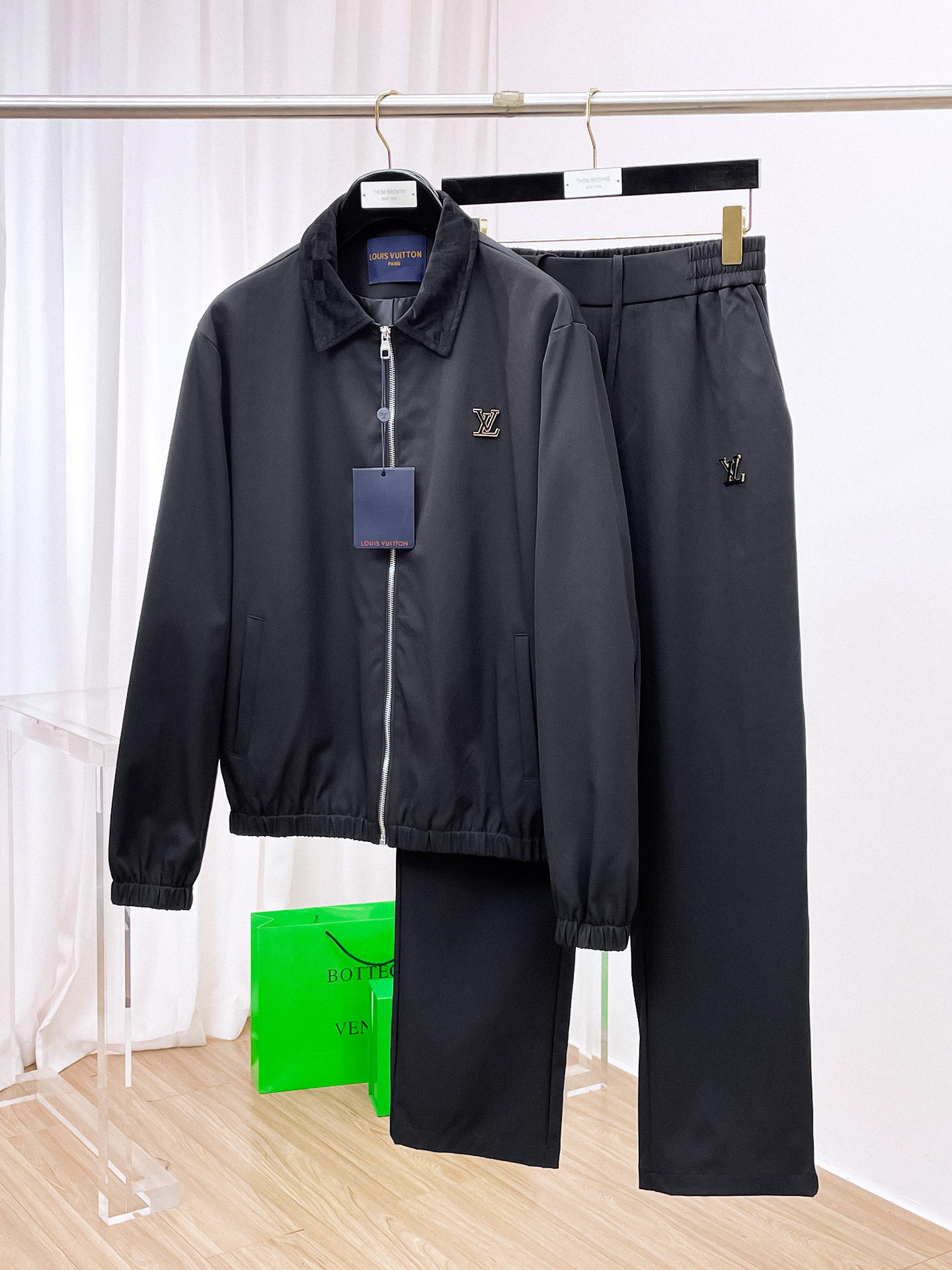 NO:598088,LV Lujia* casual suit version 2025 autumn and winter top imported private goods, high-end splicing suit, customized hardware to create a multi-zipper and multi-pocket design suit, the counter model is fashionable yet luxurious. The quality is unquestionable. The upper body effect is great, the same style on the luxury official website. Style counter size M-3XL, louis vuitton, louis vuitton, louis vuitton, alexander wang19860909LV 驴家*休闲套装版型 2025秋冬款顶级进口私货,高端拼接套装,定制五金打造多拉链多口袋设计套装,专柜款时尚不失奢华 品质毋庸置疑 上身效果超赞,奢华官网同款 款式专柜尺码M-3XL,,louis vuitton,louis vuitton,louis vuitton,alexander wang,Men's clothing