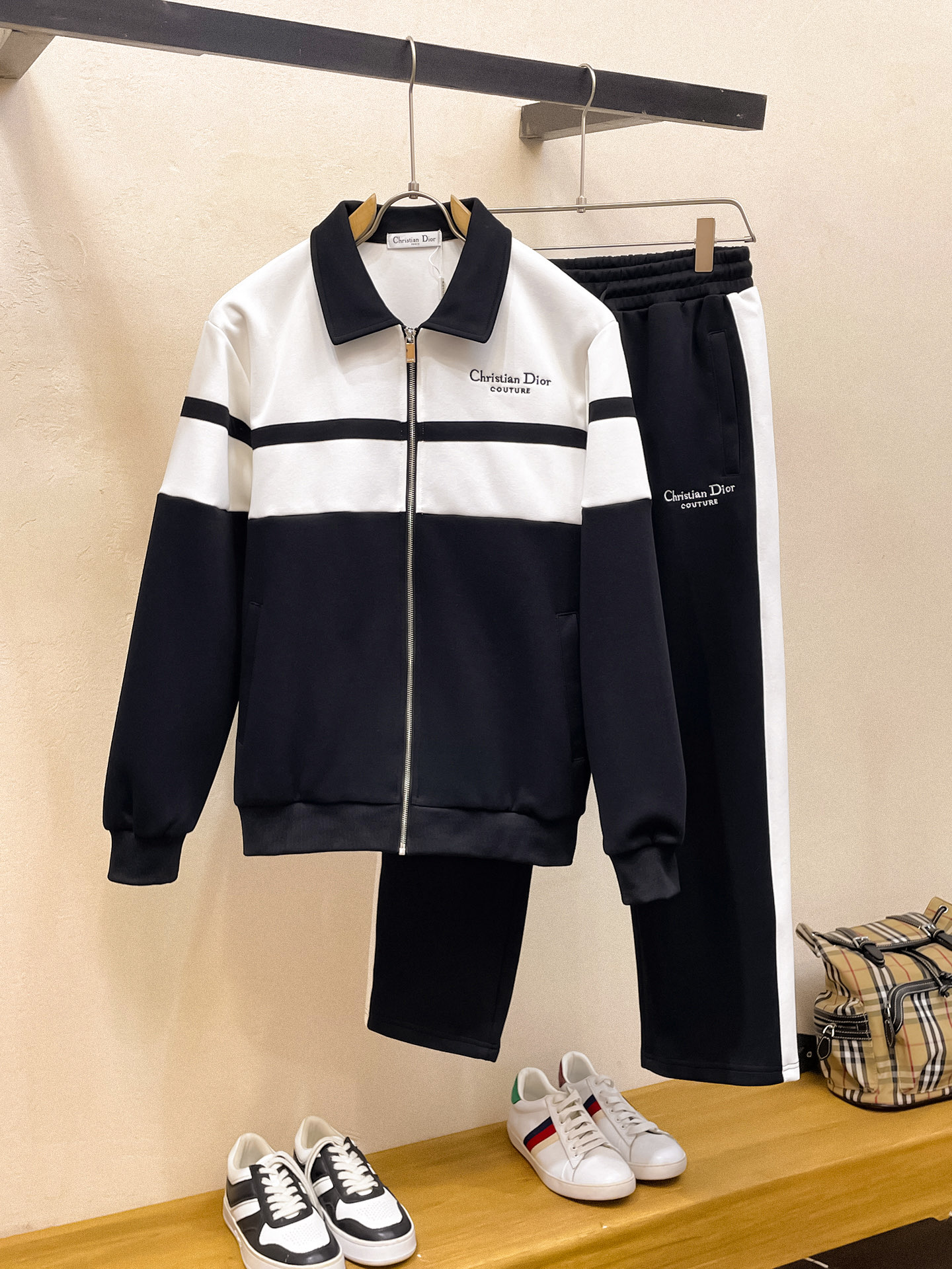 NO:530804,Dior fit M-XXXL top apricot color set color-blocked webbing zipper casual set, logo embroidered classic black and white webbing fusion versatile counter set, sun velvet top-grade precision made and fusion auxiliary materials, classic 3 standards complete, trendy men's fashion, whether it is the comfort of the upper body or it is incomparable 170-125(M) 175-(L) 178-155 (XL) 178-170(XXL) 180-185(XXXL) your,,dior,dior,alexander wang19860909Dior 迪奥 合身版型M-XXXL 顶级杏色套装拼色织带拉链款休闲套装,logo绣花经典黑白织带融合百搭专柜款套装,阳光绒顶级精工制做融合辅料打造,经典3标齐全,潮男时尚,无论是上身舒适度还是都是无可比拟的存在 170-125(M) 175-(L) 178-155 (XL)178-170(XXL) 180-185(XXXL) your,,dior,dior,alexander wang,Men's clothing