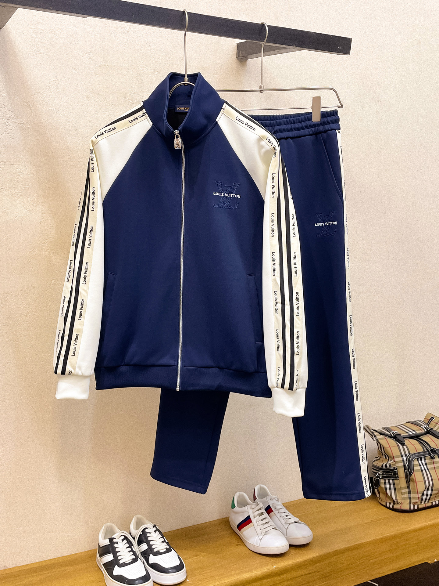 NO:530803,LV fitting M-XXXL Top apricot color set color-blocked webbing zipper casual set, logo embroidered classic black and white webbing fusion versatile counter set, sun velvet top-grade precision made and fusion auxiliary materials, classic 3 standards complete, trendy men's fashion, whether it is the comfort of the upper body or it is incomparable 170-125(M) 175-(L) 178-155 (XL) 178-170(XXL) 180-185(XXXL) your,,louis vuitton,alexander wang19860909LV 合身版型M-XXXL 顶级杏色套装拼色织带拉链款休闲套装,logo绣花经典黑白织带融合百搭专柜款套装,阳光绒顶级精工制做融合辅料打造,经典3标齐全,潮男时尚,无论是上身舒适度还是都是无可比拟的存在 170-125(M) 175-(L) 178-155 (XL)178-170(XXL) 180-185(XXXL) your,,louis vuitton,alexander wang,Men's clothing