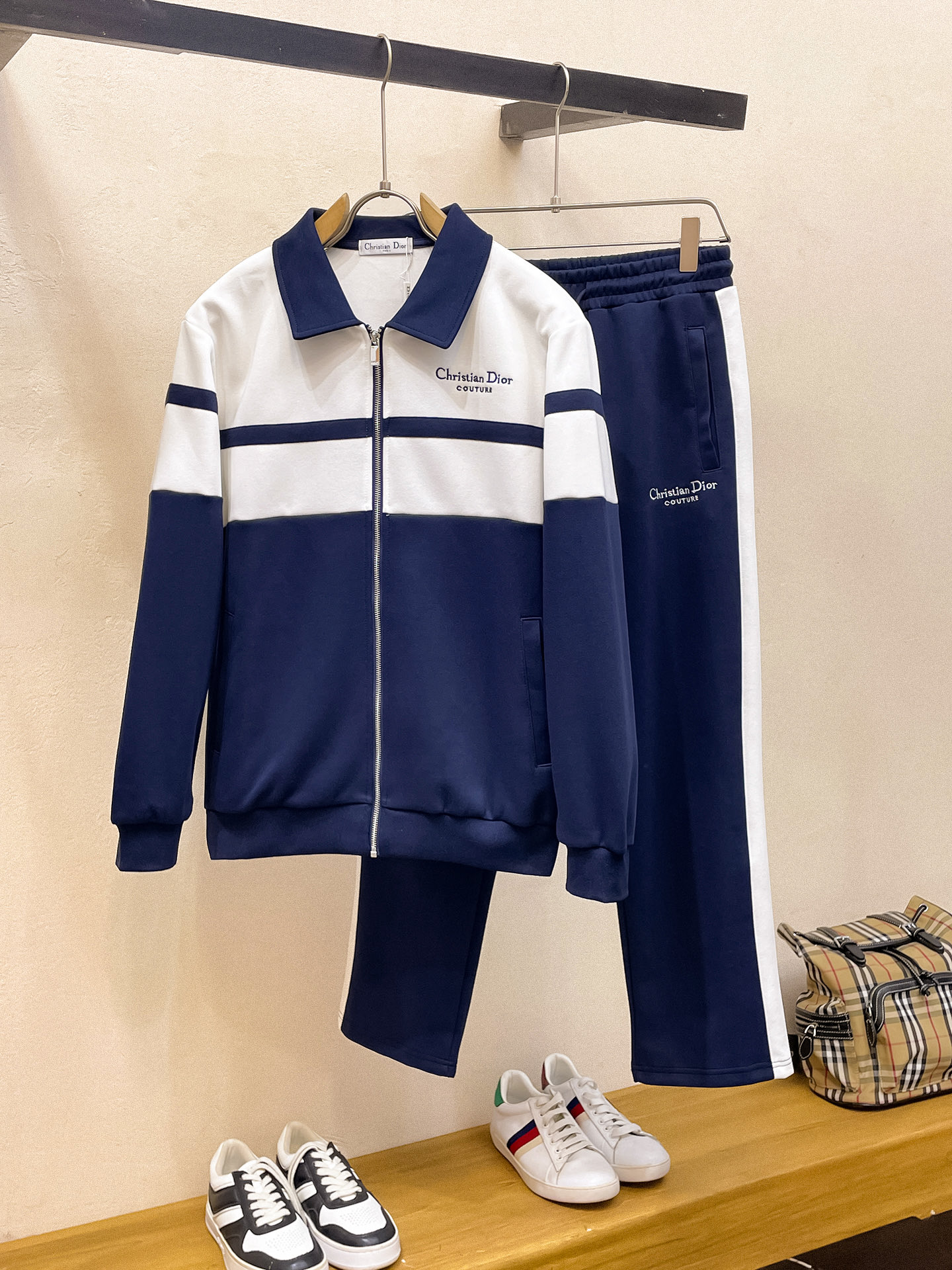 NO:530805,Dior fit M-XXXL top apricot color set color-blocked webbing zipper casual set, logo embroidered classic black and white webbing fusion versatile counter set, sun velvet top-grade precision made and fusion auxiliary materials, classic 3 standards complete, trendy men's fashion, whether it is the comfort of the upper body or it is incomparable 170-125(M) 175-(L) 178-155 (XL) 178-170(XXL) 180-185(XXXL) your,,dior,dior,alexander wang19860909Dior 迪奥合身版型M-XXXL 顶级杏色套装拼色织带拉链款休闲套装,logo绣花经典黑白织带融合百搭专柜款套装,阳光绒顶级精工制做融合辅料打造,经典3标齐全,潮男时尚,无论是上身舒适度还是都是无可比拟的存在 170-125(M) 175-(L) 178-155 (XL)178-170(XXL) 180-185(XXXL) your,,dior,dior,alexander wang,Men's clothing