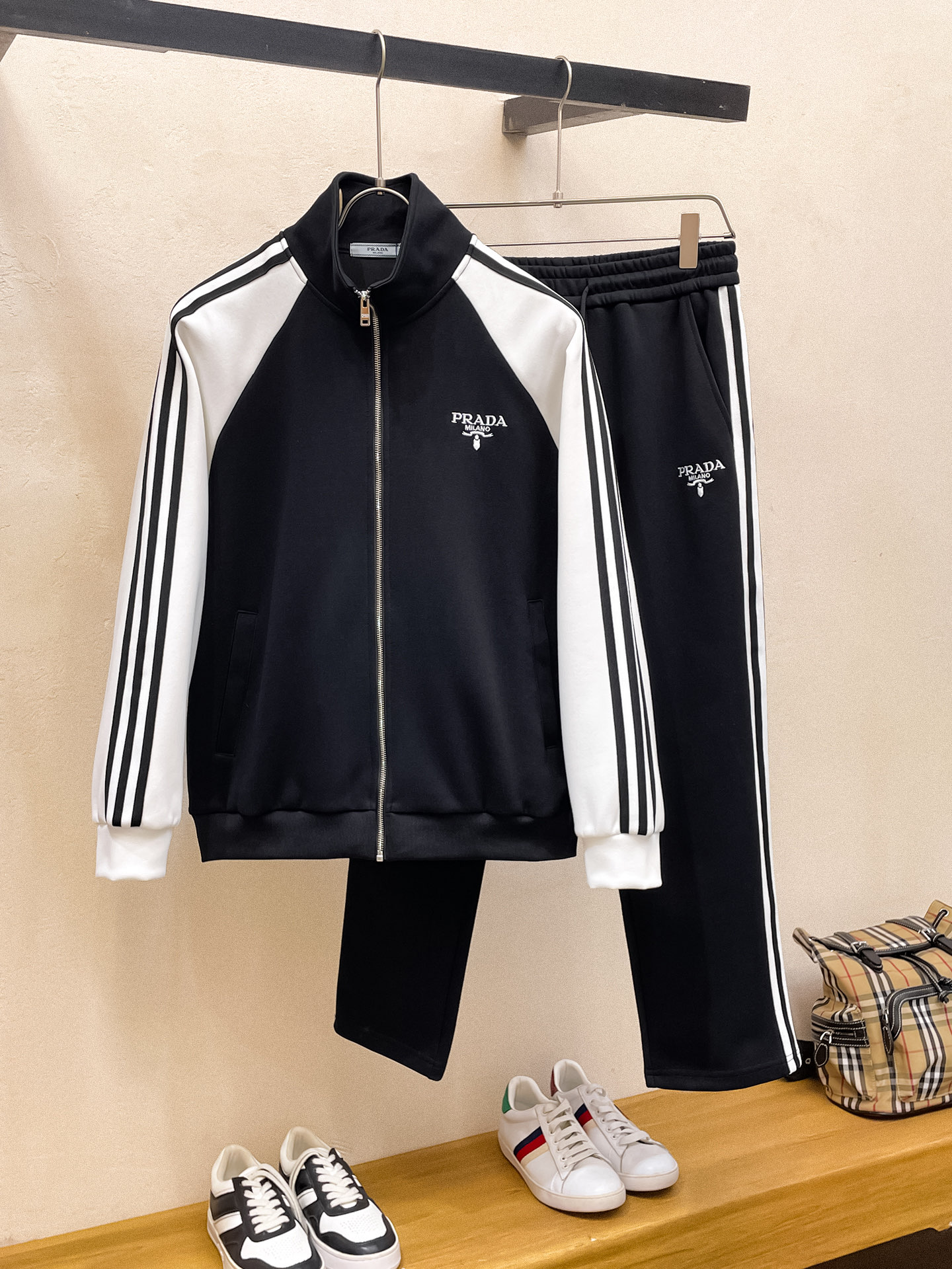 NO:530807,PRADA Prada fit style M-XXXL top apricot color set color-blocked webbing zipper casual set, logo embroidered classic black and white webbing fusion versatile counter set, sun velvet top-grade precision made and fusion auxiliary materials, classic 3 standards complete, trendy men's fashion, whether it is the comfort of the upper body or it is incomparable 170-125(M) 175-(L) 178-155 (XL) 178-170(XXL) 180-185(XXXL) your,,prada,prada,alexander wang19860909PRADA 普拉达合身版型M-XXXL 顶级杏色套装拼色织带拉链款休闲套装,logo绣花经典黑白织带融合百搭专柜款套装,阳光绒顶级精工制做融合辅料打造,经典3标齐全,潮男时尚,无论是上身舒适度还是都是无可比拟的存在 170-125(M) 175-(L) 178-155 (XL)178-170(XXL) 180-185(XXXL) your,,prada,prada,alexander wang,Men's clothing