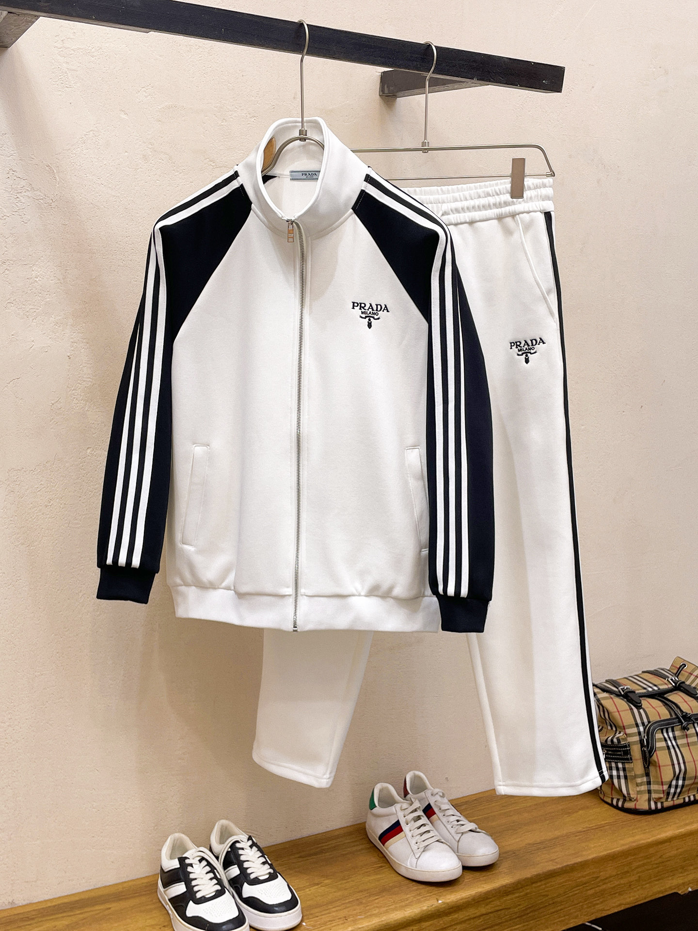 NO:530814,PRADA Fitted M-XXXL Top Apricot color set color-blocked webbing zipper casual set, logo embroidered classic black and white webbing fusion versatile counter set, sun velvet top-grade precision made and fusion auxiliary materials, classic 3 standards complete, trendy men's fashion, whether it is the comfort of the upper body or the incomparable existence 170-125(M) 175-(L) 178-155 (XL) 178-170(XXL) 180-185(XXXL) your,,prada,prada,alexander wang19860909PRADA 普拉达 合身版型M-XXXL 顶级杏色套装拼色织带拉链款休闲套装,logo绣花经典黑白织带融合百搭专柜款套装,阳光绒顶级精工制做融合辅料打造,经典3标齐全,潮男时尚,无论是上身舒适度还是都是无可比拟的存在 170-125(M) 175-(L) 178-155 (XL)178-170(XXL) 180-185(XXXL) your,,prada,prada,alexander wang,Men's clothing