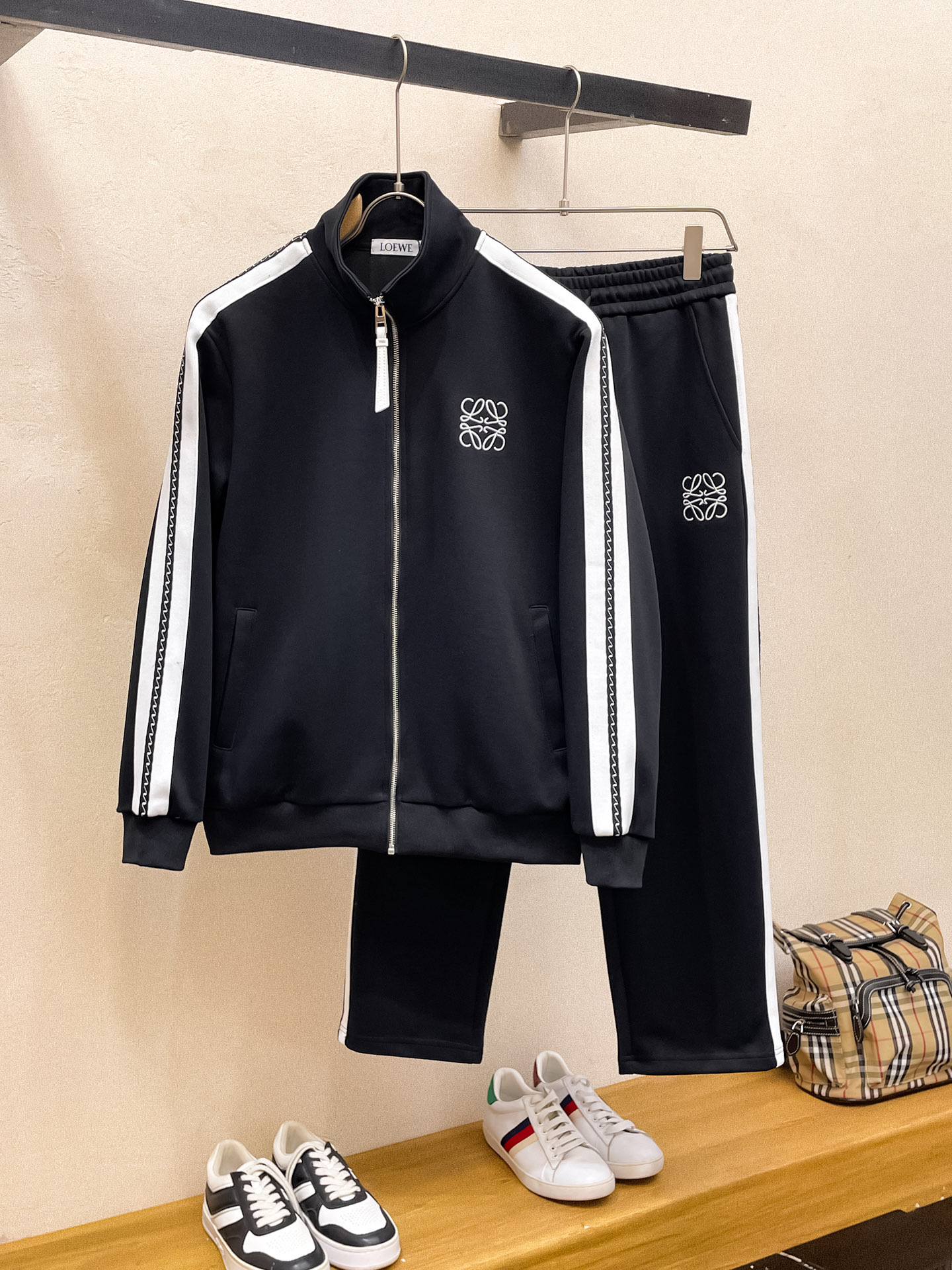 NO:530817,LOEW* Fitting M-XXXL Top Apricot Color Set Color-blocked Webbing Zipper Casual Set, Logo Embroidery Classic Black and White Webbing Fusion All-match Counter Set, Sunshine Velvet Top-grade Precision Made Fusion Auxiliary Materials, Classic 3 Standards Complete, Fashionable Men, Whether it is the comfort of the upper body or the incomparable existence 170-125(M) 175-(L) 178-155 (XL) 178-170(XXL) 180-185(XXXL) your,,loewe,alexander wang19860909LOEW*合身版型M-XXXL 顶级杏色套装拼色织带拉链款休闲套装,logo绣花经典黑白织带融合百搭专柜款套装,阳光绒顶级精工制做融合辅料打造,经典3标齐全,潮男时尚,无论是上身舒适度还是都是无可比拟的存在 170-125(M) 175-(L) 178-155 (XL)178-170(XXL) 180-185(XXXL) your,,loewe,alexander wang,Men's clothing