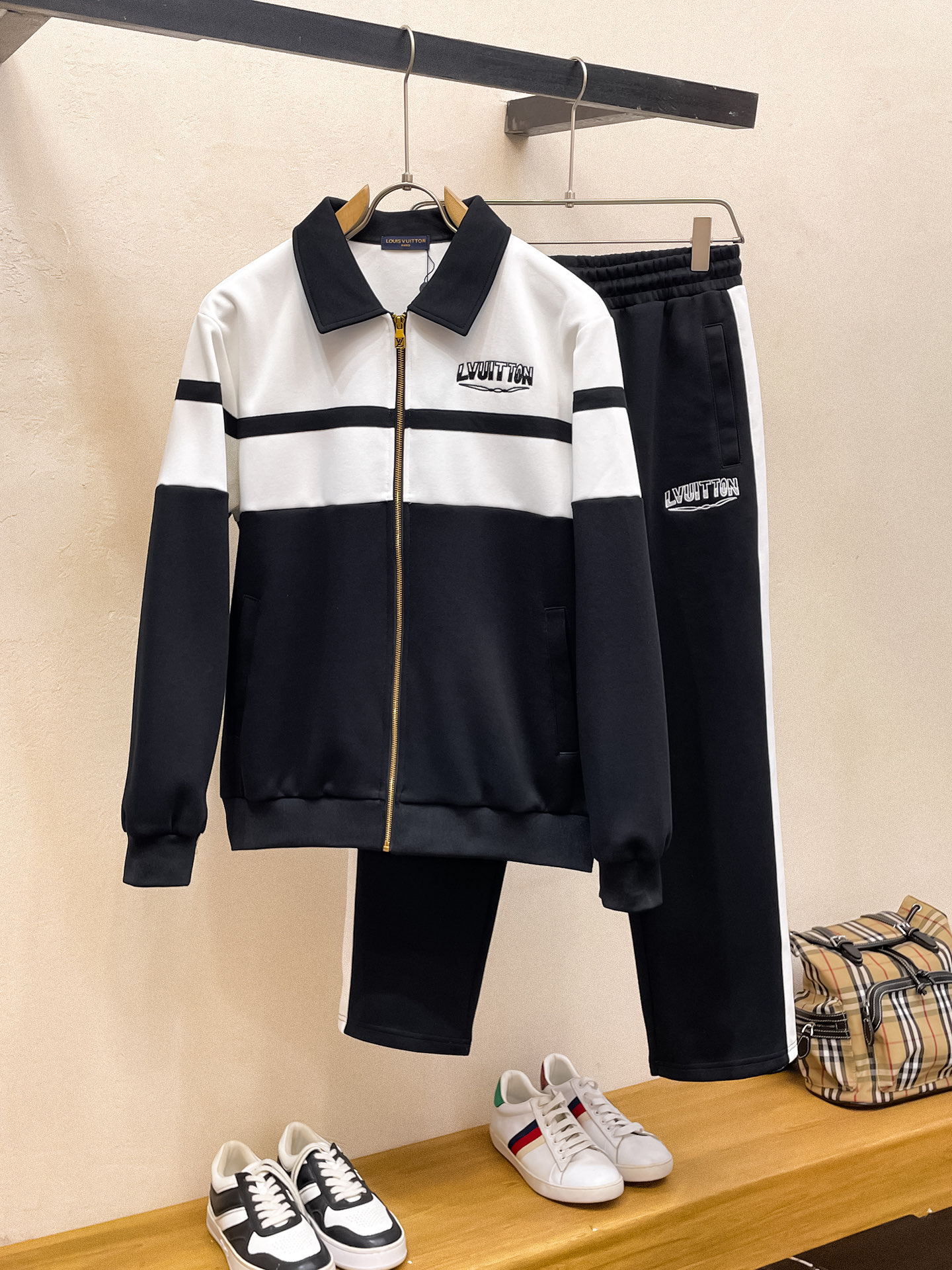 NO:530820,Lv fit M-XXXL Top apricot color set color-blocked webbing zipper casual set, logo embroidered classic black and white webbing fusion versatile counter set, sun velvet top-quality precision made and fusion auxiliary materials, classic 3 standards complete, trendy men's fashion, whether it is the comfort of the upper body or it is incomparable 170-125(M) 175-(L) 178-155 (XL) 178-170(XXL) 180-185(XXXL) your,,louis vuitton,alexander wang19860909Lv 合身版型M-XXXL 顶级杏色套装拼色织带拉链款休闲套装,logo绣花经典黑白织带融合百搭专柜款套装,阳光绒顶级精工制做融合辅料打造,经典3标齐全,潮男时尚,无论是上身舒适度还是都是无可比拟的存在 170-125(M) 175-(L) 178-155 (XL)178-170(XXL) 180-185(XXXL) your,,louis vuitton,alexander wang,Men's clothing