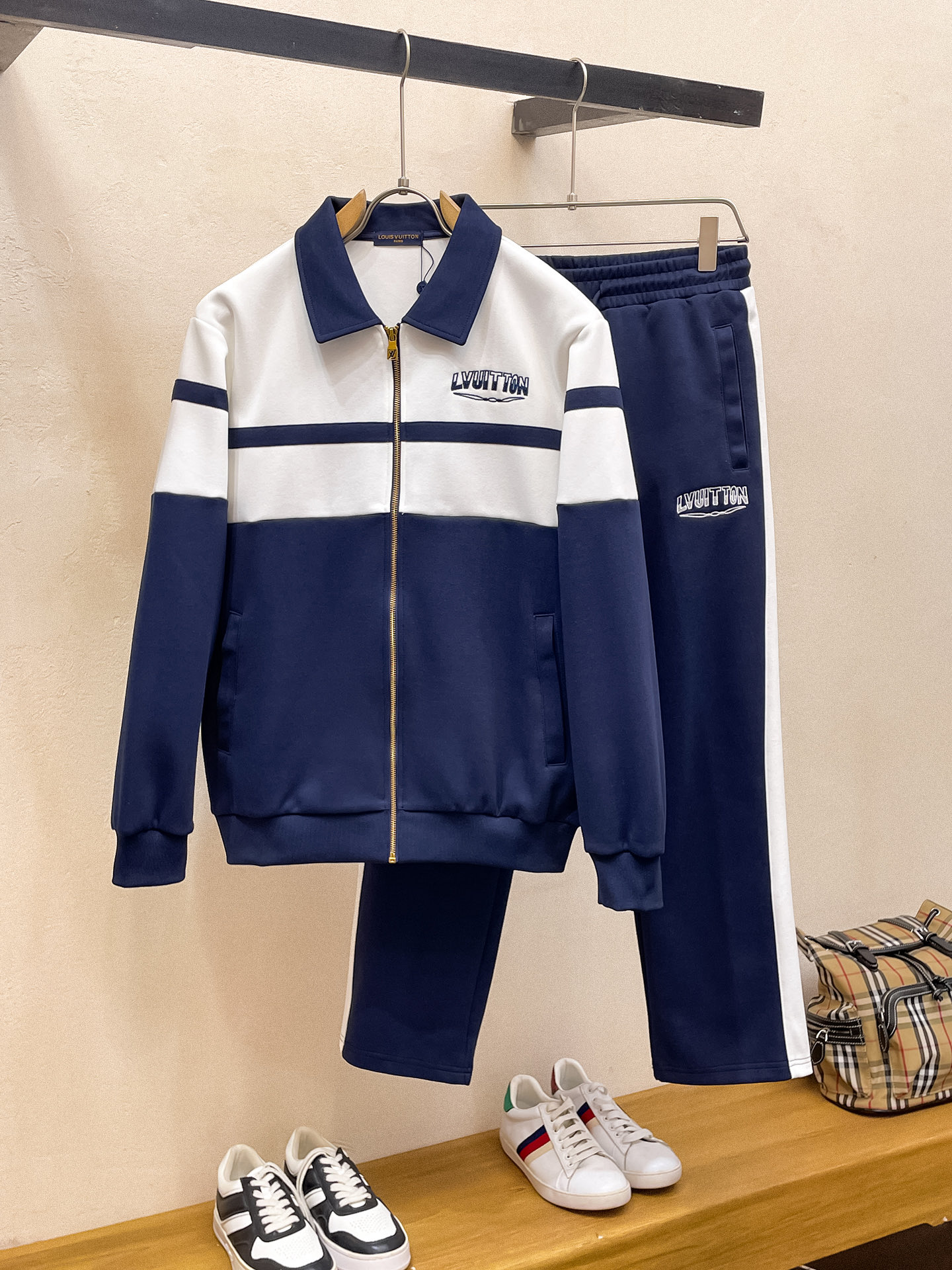 NO:530823,LV fitting M-XXXL Top apricot color set color-blocked webbing zipper casual set, logo embroidered classic black and white webbing fusion versatile counter set, sun velvet top-grade precision made and fusion auxiliary materials, classic 3 standards complete, trendy men's fashion, whether it is the comfort of the upper body or it is incomparable 170-125(M) 175-(L) 178-155 (XL) 178-170(XXL) 180-185(XXXL) your,,louis vuitton,alexander wang19860909LV合身版型M-XXXL 顶级杏色套装拼色织带拉链款休闲套装,logo绣花经典黑白织带融合百搭专柜款套装,阳光绒顶级精工制做融合辅料打造,经典3标齐全,潮男时尚,无论是上身舒适度还是都是无可比拟的存在 170-125(M) 175-(L) 178-155 (XL)178-170(XXL) 180-185(XXXL) your,,louis vuitton,alexander wang,Men's clothing