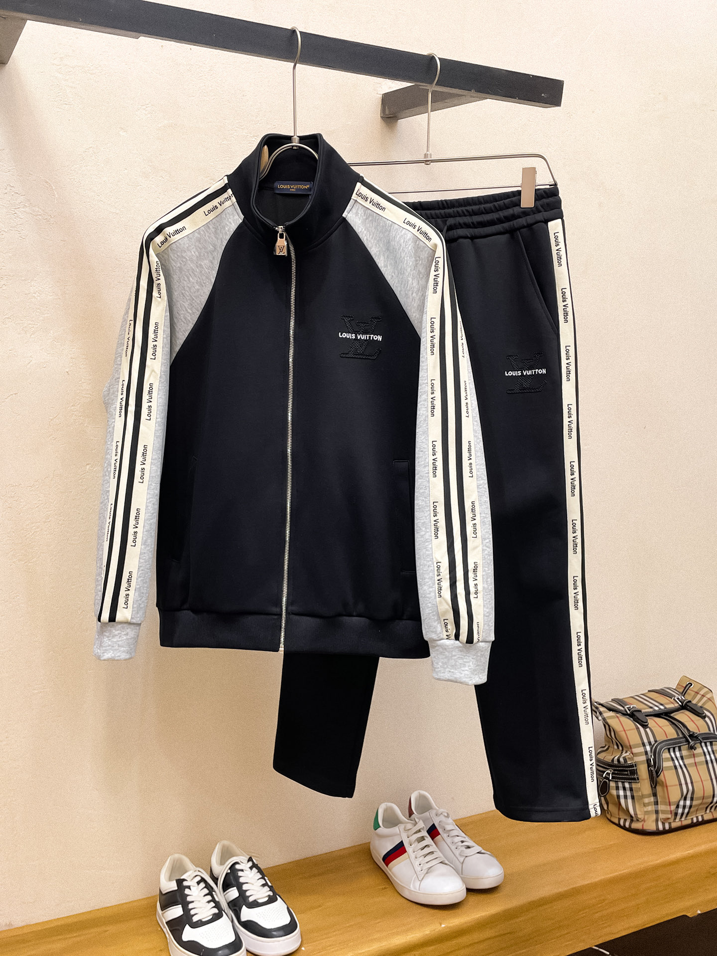 NO:530826,LV fitting M-XXXL Top apricot color set color-blocked webbing zipper casual set, logo embroidered classic black and white webbing fusion versatile counter set, sun velvet top-grade precision made and fusion auxiliary materials, classic 3 standards complete, trendy men's fashion, whether it is the comfort of the upper body or it is incomparable 170-125(M) 175-(L) 178-155 (XL) 178-170(XXL) 180-185(XXXL) your,,louis vuitton,alexander wang19860909LV合身版型M-XXXL 顶级杏色套装拼色织带拉链款休闲套装,logo绣花经典黑白织带融合百搭专柜款套装,阳光绒顶级精工制做融合辅料打造,经典3标齐全,潮男时尚,无论是上身舒适度还是都是无可比拟的存在 170-125(M) 175-(L) 178-155 (XL)178-170(XXL) 180-185(XXXL) your,,louis vuitton,alexander wang,Men's clothing