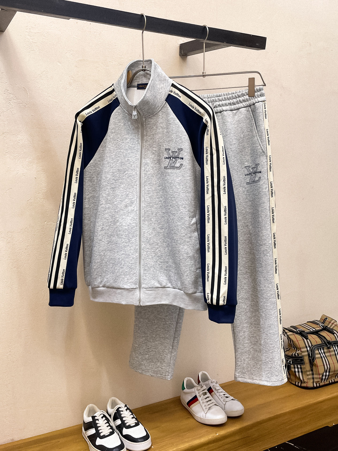 NO:530799,LV fitting M-XXXL Top apricot color set color-blocked webbing zipper casual set, logo embroidered classic black and white webbing fusion versatile counter set, sun velvet top-grade precision made and fusion auxiliary materials, classic 3 standards complete, trendy men's fashion, whether it is the comfort of the upper body or it is incomparable 170-125(M) 175-(L) 178-155 (XL) 178-170(XXL) 180-185(XXXL) your,,louis vuitton,alexander wang19860909LV 合身版型M-XXXL 顶级杏色套装拼色织带拉链款休闲套装,logo绣花经典黑白织带融合百搭专柜款套装,阳光绒顶级精工制做融合辅料打造,经典3标齐全,潮男时尚,无论是上身舒适度还是都是无可比拟的存在 170-125(M) 175-(L) 178-155 (XL)178-170(XXL) 180-185(XXXL) your,,louis vuitton,alexander wang,Men's clothing