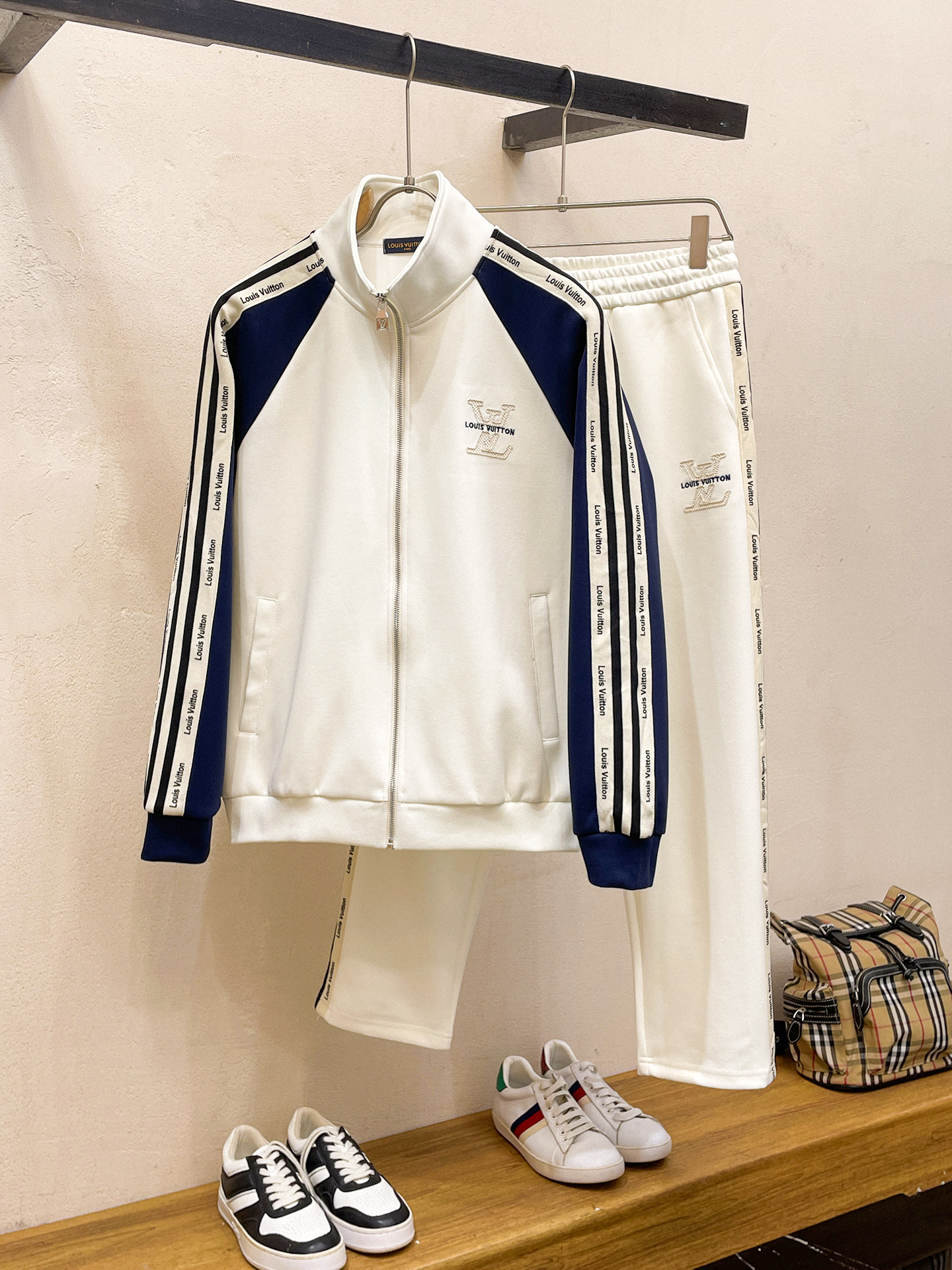 NO:530801,LV fitting M-XXXL Top apricot color set color-blocked webbing zipper casual set, logo embroidered classic black and white webbing fusion versatile counter set, sun velvet top-grade precision made and fusion auxiliary materials, classic 3 standards complete, trendy men's fashion, whether it is the comfort of the upper body or it is incomparable 170-125(M) 175-(L) 178-155 (XL) 178-170(XXL) 180-185(XXXL) your,,louis vuitton,alexander wang19860909LV合身版型M-XXXL 顶级杏色套装拼色织带拉链款休闲套装,logo绣花经典黑白织带融合百搭专柜款套装,阳光绒顶级精工制做融合辅料打造,经典3标齐全,潮男时尚,无论是上身舒适度还是都是无可比拟的存在 170-125(M) 175-(L) 178-155 (XL)178-170(XXL) 180-185(XXXL) your,,louis vuitton,alexander wang,Men's clothing