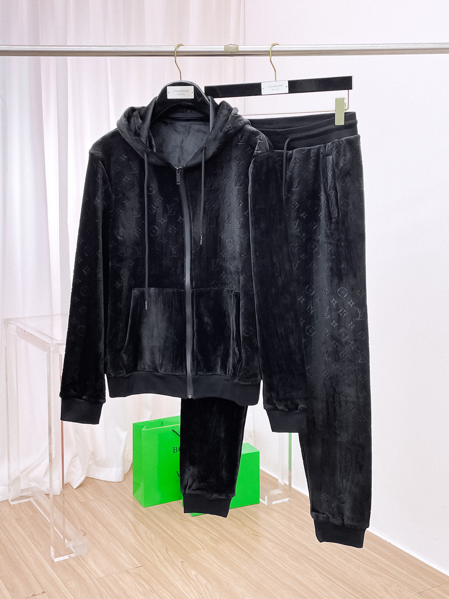 NO:538369,LV fit M-XXXL Top apricot color set color-blocked webbing zipper casual set, logo embroidered classic black and white webbing fusion versatile counter set, sun velvet top-grade precision made and fusion auxiliary materials, classic 3 standards complete, trendy men's fashion, whether it is the comfort of the upper body or the incomparable existence 170-125(M) 175-140(L) 178-155 (XL) 178-170(XXL) 180-185(XXXL) your,,louis vuitton,alexander wang19860909LV 合身版型M-XXXL 顶级杏色套装拼色织带拉链款休闲套装,logo绣花经典黑白织带融合百搭专柜款套装,阳光绒顶级精工制做融合辅料打造,经典3标齐全,潮男时尚,无论是上身舒适度还是都是无可比拟的存在 170-125(M) 175-140(L) 178-155 (XL)178-170(XXL) 180-185(XXXL) your,,louis vuitton,alexander wang,Men's clothing