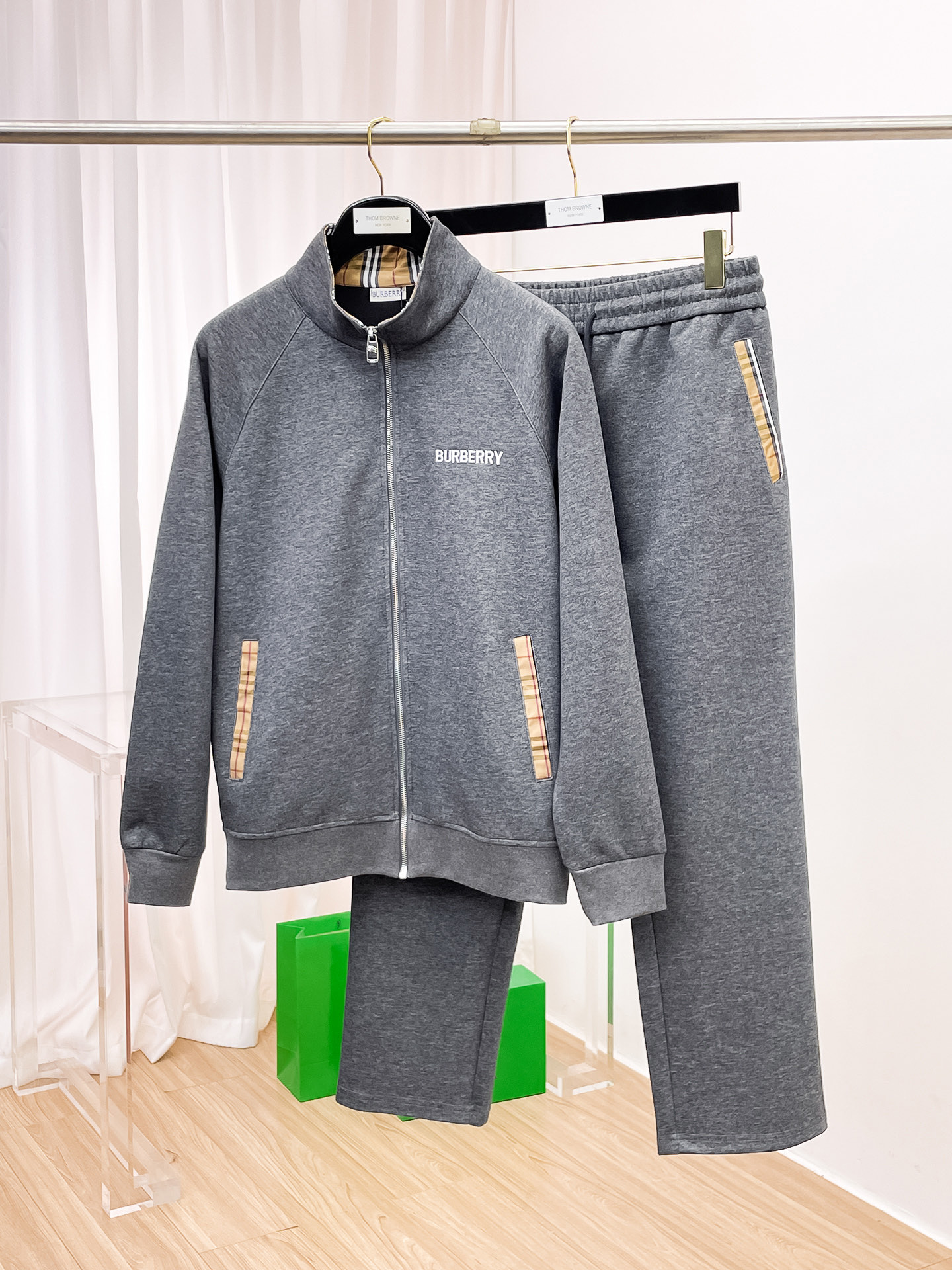 NO:538366,Burberry Burberry fit style M-XXXL top apricot color set color-blocked webbing zipper casual set, logo embroidered classic black and white webbing fusion versatile counter set, sun velvet top-grade precision made and fusion auxiliary materials, classic 3 standards complete, trendy men's fashion, whether it is the comfort of the upper body or the incomparable existence 170-125(M) 175-140(L) 178-155 (XL) 178-170(XXL) 180-185(XXXL) your,,burberry,burberry,alexander wang19860909Burberry 巴宝莉合身版型M-XXXL 顶级杏色套装拼色织带拉链款休闲套装,logo绣花经典黑白织带融合百搭专柜款套装,阳光绒顶级精工制做融合辅料打造,经典3标齐全,潮男时尚,无论是上身舒适度还是都是无可比拟的存在 170-125(M) 175-140(L) 178-155 (XL)178-170(XXL) 180-185(XXXL) your,,burberry,burberry,alexander wang,Men's clothing