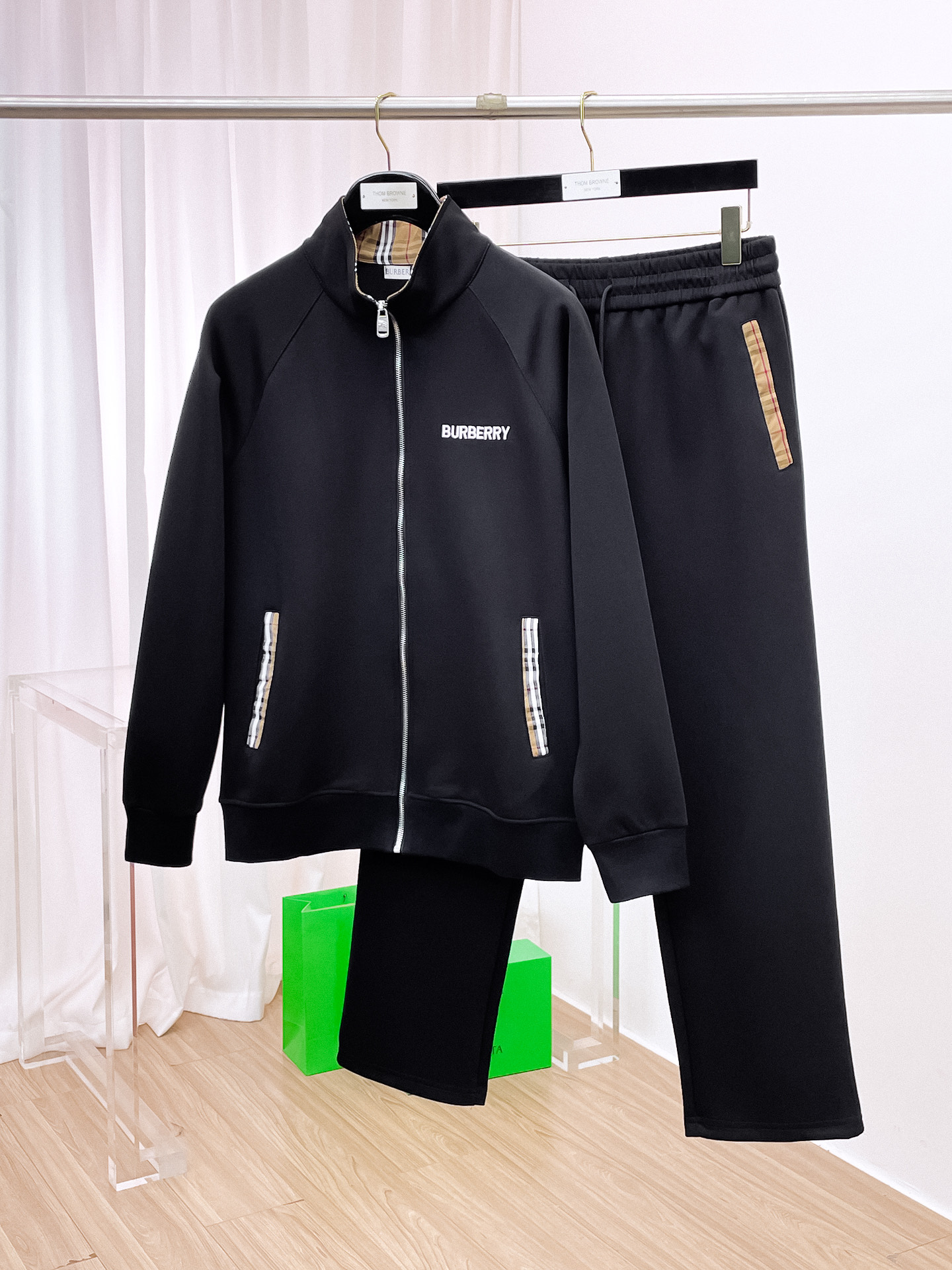 NO:538363,Burberry Fit M-XXXL Top Apricot Color Set Color-blocked Webbing Zipper Casual Set, Logo Embroidery Classic Black and White Webbing Fusion All-match Counter Set, Sunshine Velvet Top-grade Precision Made Fusion Auxiliary Materials, Classic 3 Standards Complete, Fashionable Men, Whether it is the comfort of the upper body or the incomparable 170-125(M) 175-140(L) 178-155 (XL) 178-170(XXL) 180-185(XXXL) your,,burberry,burberry,alexander wang19860909Burberry 巴宝莉 合身版型M-XXXL 顶级杏色套装拼色织带拉链款休闲套装,logo绣花经典黑白织带融合百搭专柜款套装,阳光绒顶级精工制做融合辅料打造,经典3标齐全,潮男时尚,无论是上身舒适度还是都是无可比拟的存在 170-125(M) 175-140(L) 178-155 (XL)178-170(XXL) 180-185(XXXL) your,,burberry,burberry,alexander wang,Men's clothing