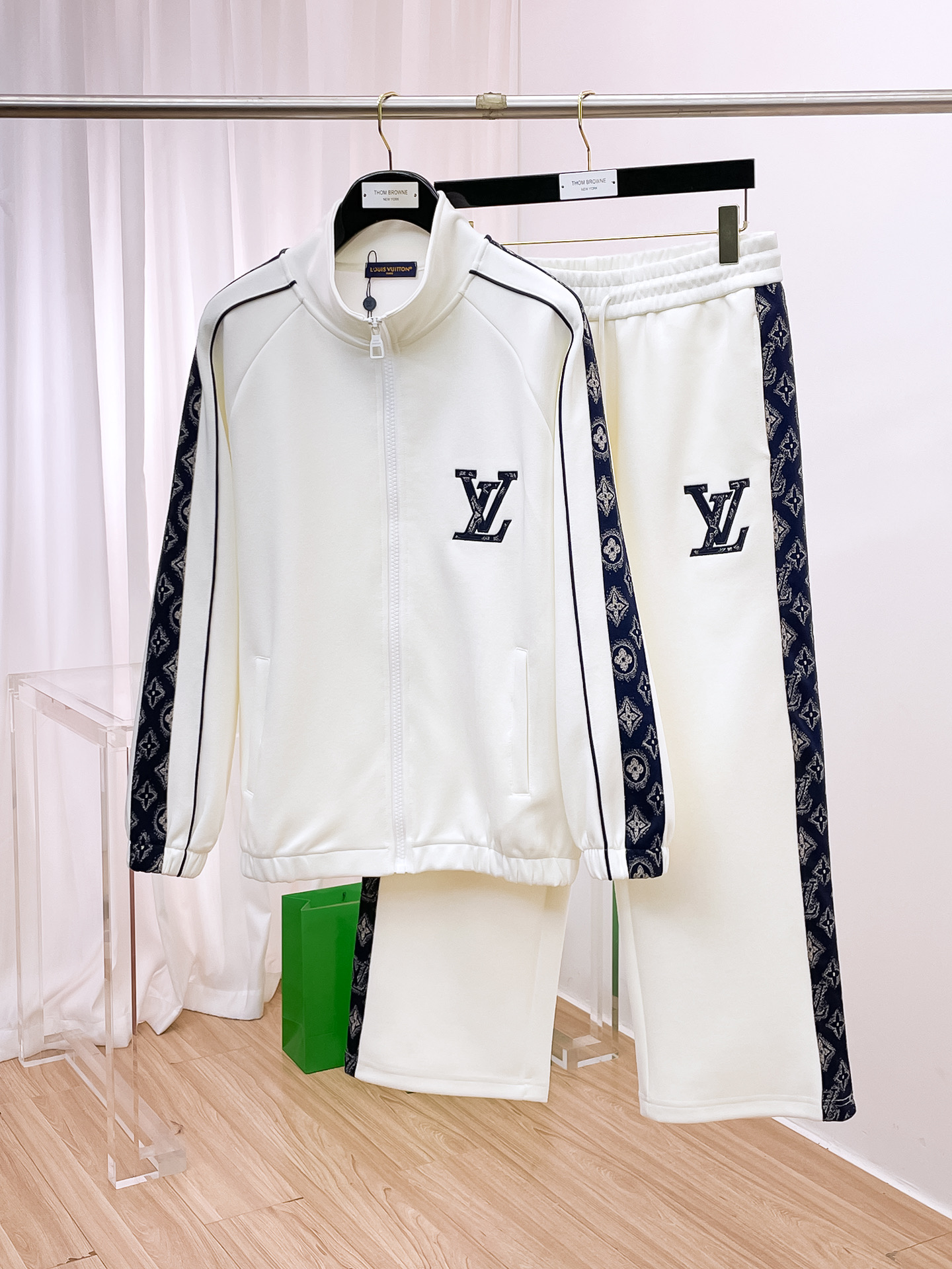 NO:538360,LV fitting M-XXXL Top apricot color set color-blocked webbing zipper casual set, logo embroidered classic black and white webbing fusion versatile counter set, sun velvet top-grade precision made and fusion auxiliary materials, classic 3 standards complete, trendy men's fashion, whether it is the comfort of the upper body or it is incomparable 170-125(M) 175-140(L) 178-155 (XL) 178-170(XXL) 180-185(XXXL) your,,louis vuitton,alexander wang19860909LV合身版型M-XXXL 顶级杏色套装拼色织带拉链款休闲套装,logo绣花经典黑白织带融合百搭专柜款套装,阳光绒顶级精工制做融合辅料打造,经典3标齐全,潮男时尚,无论是上身舒适度还是都是无可比拟的存在 170-125(M) 175-140(L) 178-155 (XL)178-170(XXL) 180-185(XXXL) your,,louis vuitton,alexander wang,Men's clothing