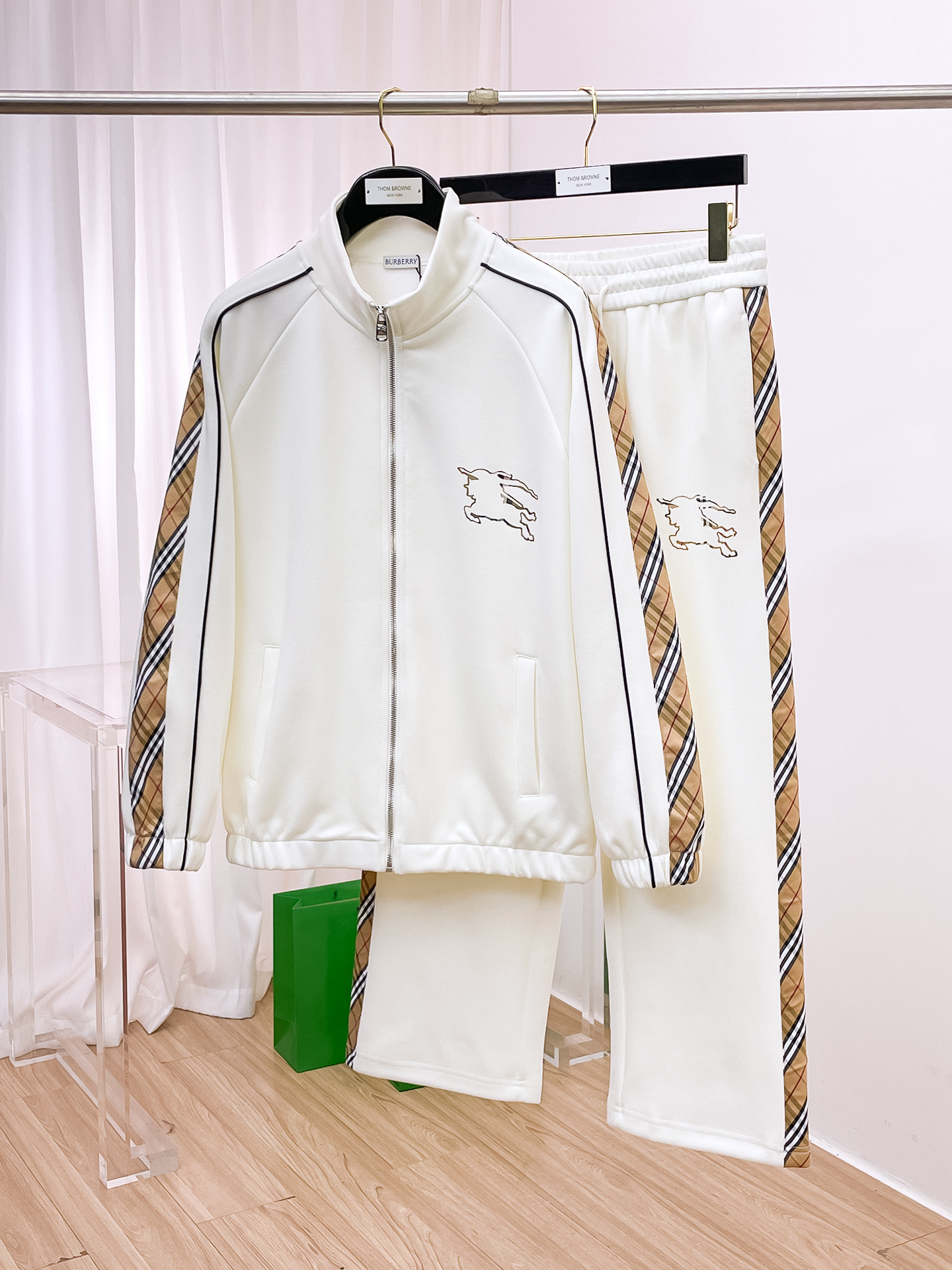 NO:538347,Burberry Fit M-XXXL Top Apricot Color Set Color-blocked Webbing Zipper Casual Set, Logo Embroidery Classic Black and White Webbing Fusion All-match Counter Set, Sunshine Velvet Top-grade Precision Made Fusion Auxiliary Materials, Classic 3 Standards Complete, Fashionable Men, Whether it is the comfort of the upper body or the incomparable 170-125(M) 175-140(L) 178-155 (XL) 178-170(XXL) 180-185(XXXL) your,,burberry,burberry,alexander wang19860909Burberry 巴宝莉 合身版型M-XXXL 顶级杏色套装拼色织带拉链款休闲套装,logo绣花经典黑白织带融合百搭专柜款套装,阳光绒顶级精工制做融合辅料打造,经典3标齐全,潮男时尚,无论是上身舒适度还是都是无可比拟的存在 170-125(M) 175-140(L) 178-155 (XL)178-170(XXL) 180-185(XXXL) your,,burberry,burberry,alexander wang,Men's clothing