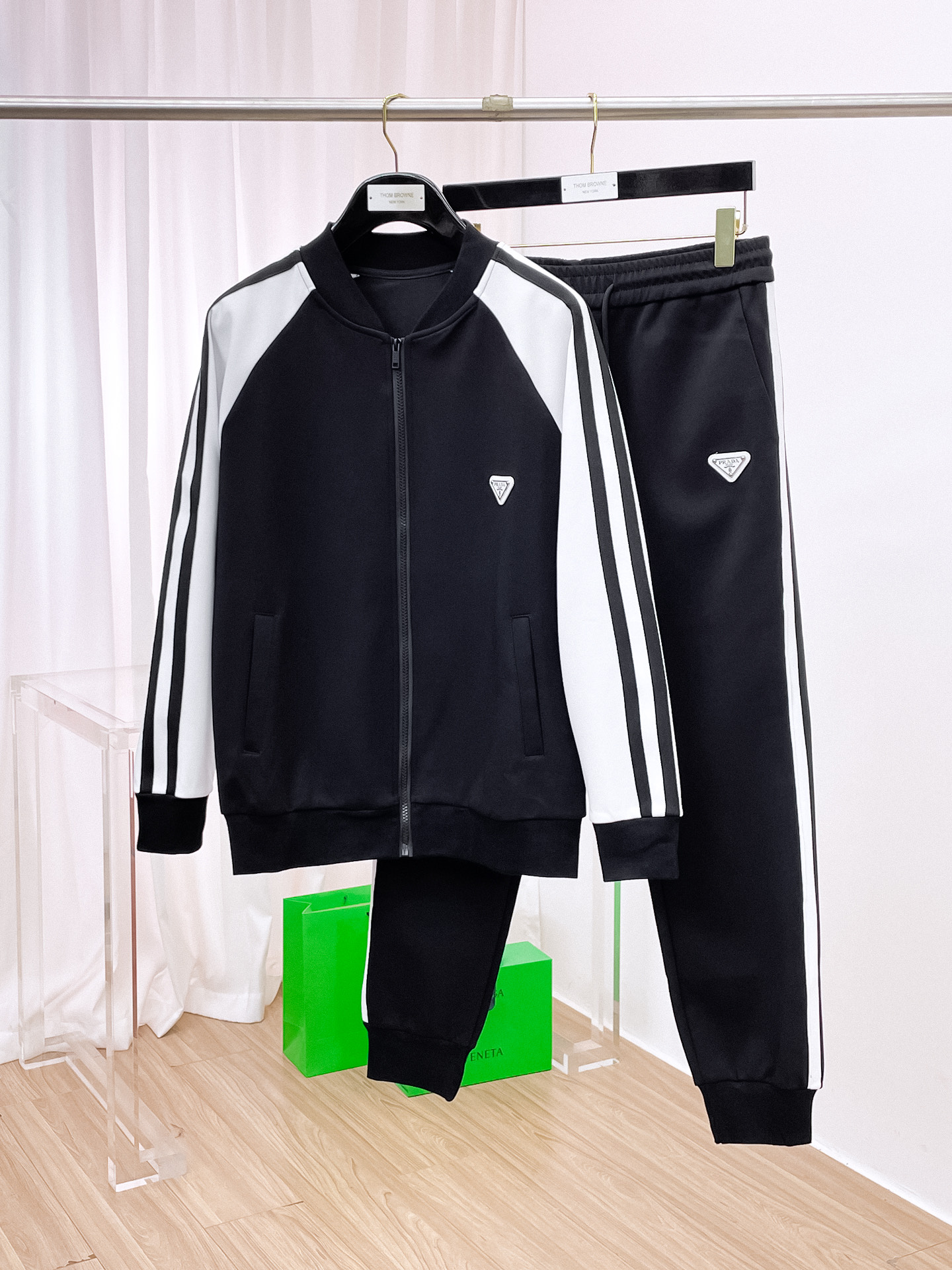 NO:538351,PRADA Fitted M-XXXL Top Apricot Color Set Color-blocked Webbing Zipper Casual Set, Logo Embroidery Classic Black and White Webbing Fusion All-match Counter Set, Sunshine Velvet Top-grade Precision Made Fusion Auxiliary Materials, Classic 3 Standards Complete, Fashionable Men, Whether it is the comfort of the upper body or the incomparable 170-125(M) 175-140(L) 178-155 (XL) 178-170(XXL) 180-185(XXXL) your,,prada,prada,alexander wang19860909PRADA 普拉达 合身版型M-XXXL 顶级杏色套装拼色织带拉链款休闲套装,logo绣花经典黑白织带融合百搭专柜款套装,阳光绒顶级精工制做融合辅料打造,经典3标齐全,潮男时尚,无论是上身舒适度还是都是无可比拟的存在 170-125(M) 175-140(L) 178-155 (XL)178-170(XXL) 180-185(XXXL) your,,prada,prada,alexander wang,Men's clothing