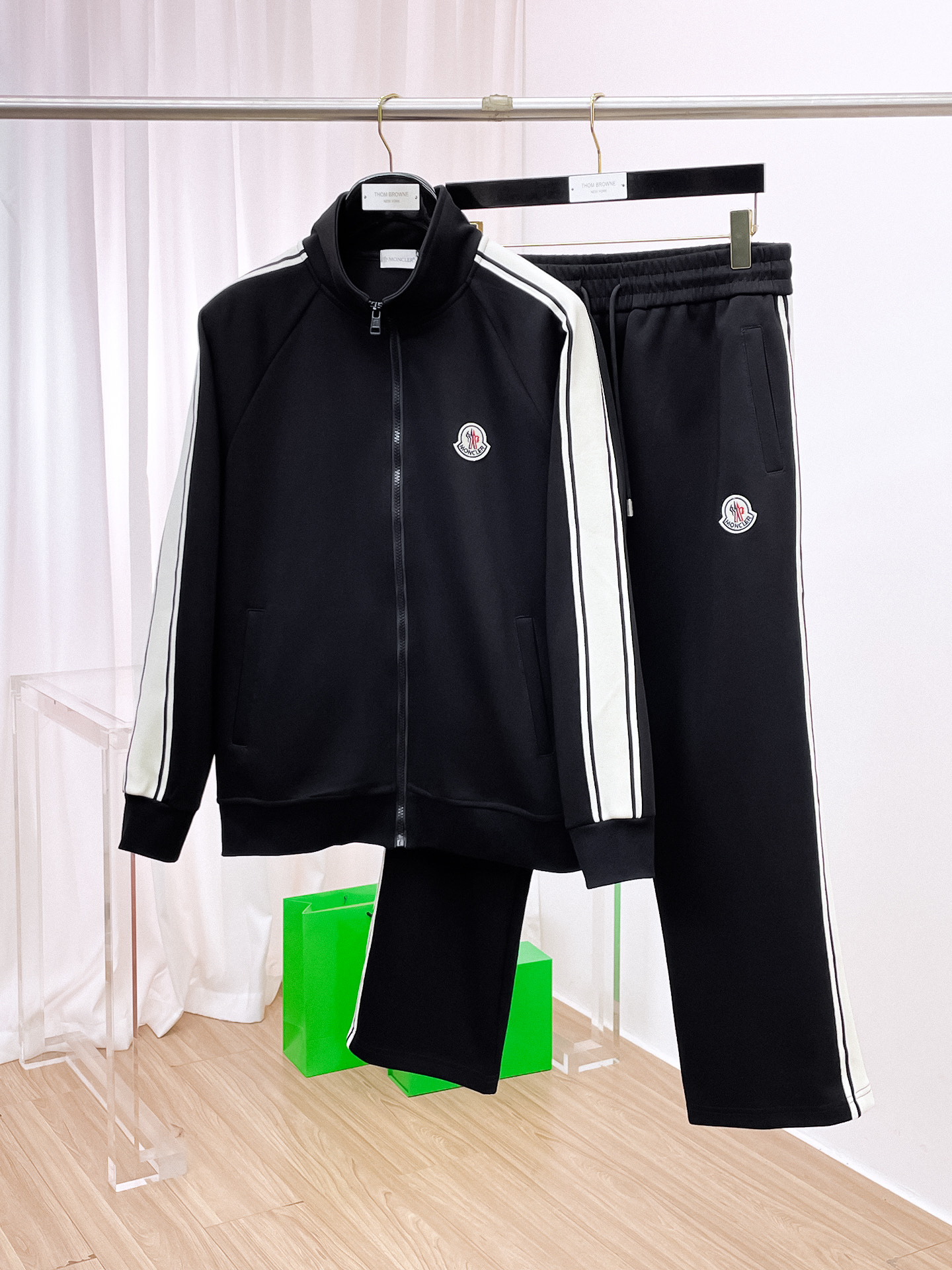 NO:538353,Mask fit M-XXXL Top apricot color set color-blocked webbing zipper casual set, logo embroidered classic black and white webbing fusion versatile counter set, sun velvet top-grade precision made and fusion auxiliary materials, classic 3 standards complete, trendy men's fashion, whether it is the comfort of the upper body or the incomparable existence 170-125(M) 175-140(L) 178-155 (XL) 178-170(XXL) 180-185(XXXL) your,,Moncler,alexander wang19860909蒙口 合身版型M-XXXL 顶级杏色套装拼色织带拉链款休闲套装,logo绣花经典黑白织带融合百搭专柜款套装,阳光绒顶级精工制做融合辅料打造,经典3标齐全,潮男时尚,无论是上身舒适度还是都是无可比拟的存在 170-125(M) 175-140(L) 178-155 (XL)178-170(XXL) 180-185(XXXL) your,,Moncler,alexander wang,Men's clothing