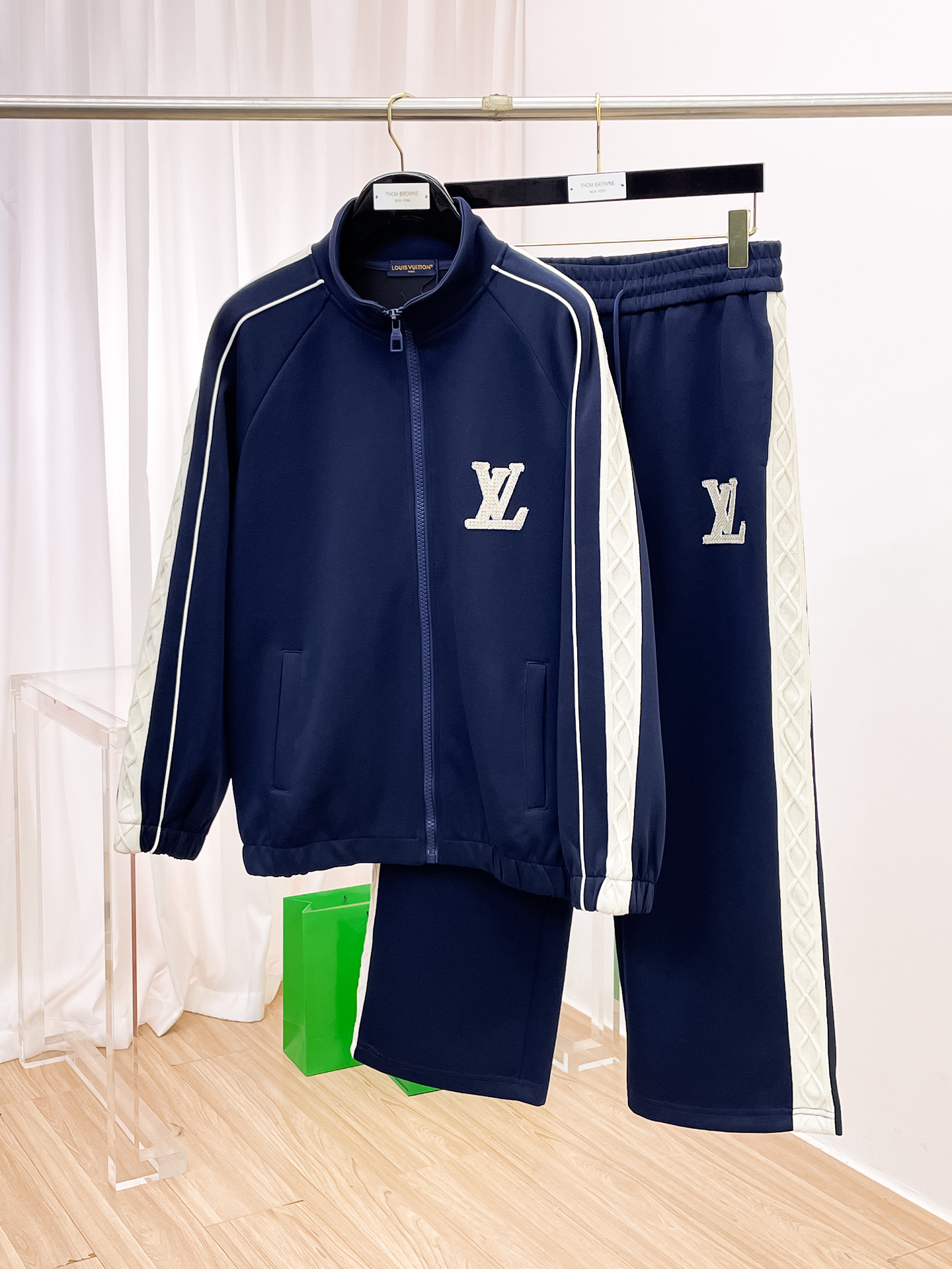 NO:538349,LV fitting M-XXXL Top apricot color set color-blocked webbing zipper casual set, logo embroidered classic black and white webbing fusion versatile counter set, sun velvet top-grade precision made and fusion auxiliary materials, classic 3 standards complete, trendy men's fashion, whether it is the comfort of the upper body or the incomparable existence 170-125(M) 175-140(L) 178-155 (XL) 178-170(XXL) 180-185(XXXL) your,,louis vuitton,alexander wang19860909LV 合身版型M-XXXL 顶级杏色套装拼色织带拉链款休闲套装,logo绣花经典黑白织带融合百搭专柜款套装,阳光绒顶级精工制做融合辅料打造,经典3标齐全,潮男时尚,无论是上身舒适度还是都是无可比拟的存在 170-125(M) 175-140(L) 178-155 (XL)178-170(XXL) 180-185(XXXL) your,,louis vuitton,alexander wang,Men's clothing