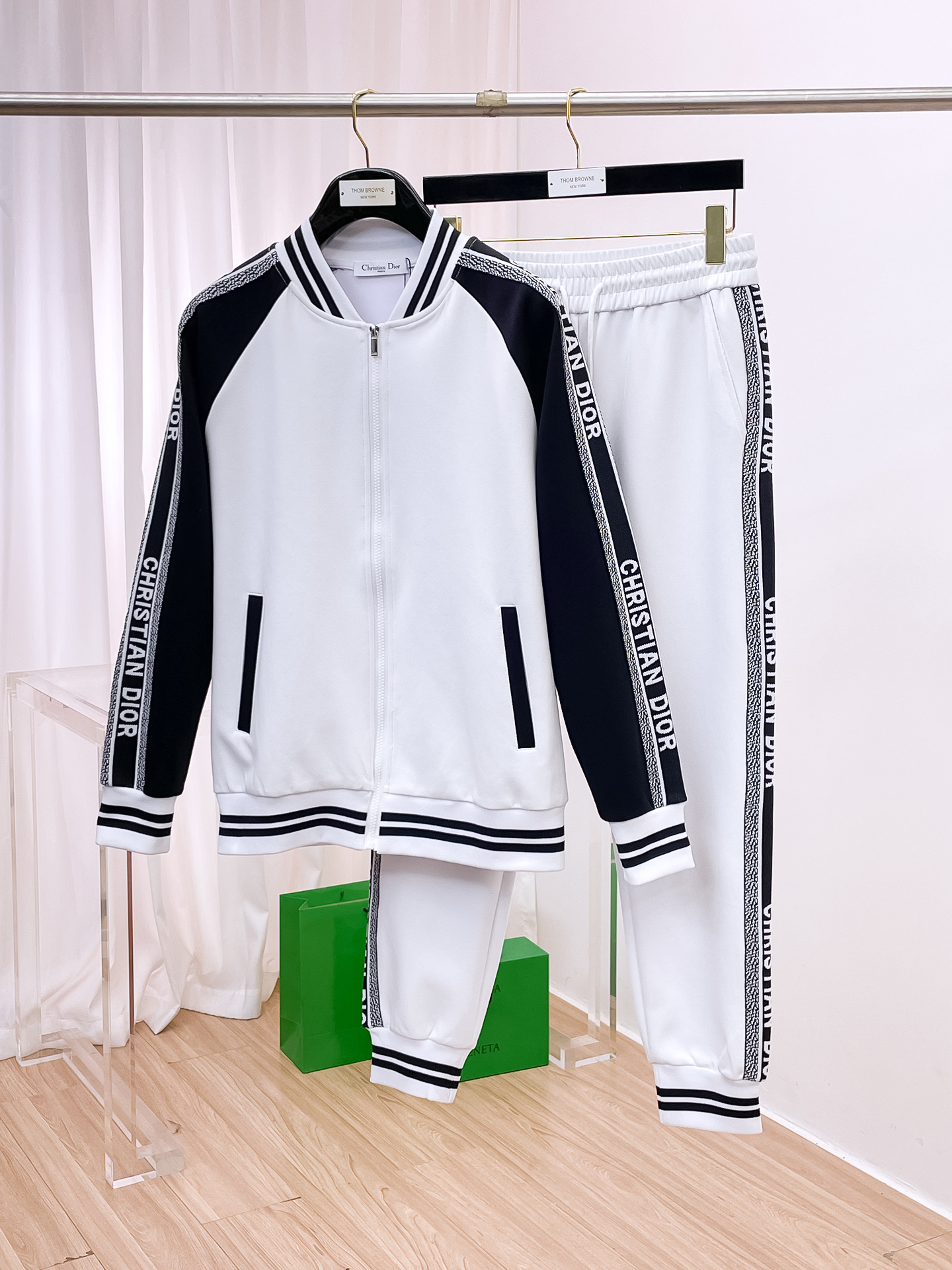 NO:538354,Dior fit M-XXXL top apricot color set color-blocked webbing zipper casual set, logo embroidered classic black and white webbing fusion versatile counter set, sun velvet top-grade precision made and fusion auxiliary materials, classic 3 standards complete, trendy men's fashion, whether it is the comfort of the upper body or the incomparable existence 170-125(M) 175-140(L) 178-155 (XL) 178-170(XXL) 180-185(XXXL) your,,dior,dior,alexander wang19860909Dior 迪奥 合身版型M-XXXL 顶级杏色套装拼色织带拉链款休闲套装,logo绣花经典黑白织带融合百搭专柜款套装,阳光绒顶级精工制做融合辅料打造,经典3标齐全,潮男时尚,无论是上身舒适度还是都是无可比拟的存在 170-125(M) 175-140(L) 178-155 (XL)178-170(XXL) 180-185(XXXL) your,,dior,dior,alexander wang,Men's clothing