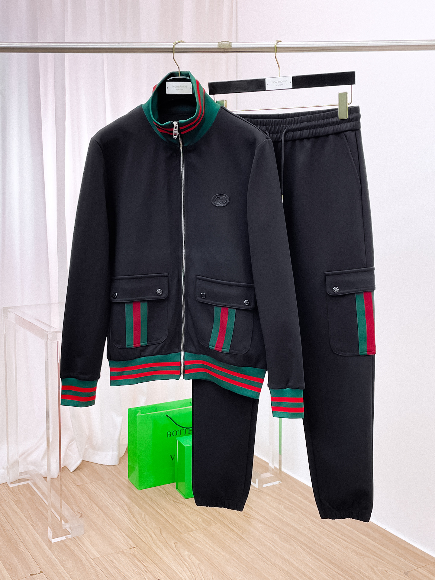 NO:538355,GUCCI Fitted M-XXXL Top Apricot color set color-blocked webbing zipper casual set, logo embroidered classic black and white webbing fusion versatile counter set, sun velvet top-grade precision made and fusion auxiliary materials, classic 3 standards complete, trendy men's fashion, whether it is the comfort of the upper body or the incomparable existence 170-125(M) 175-140(L) 178-155 (XL) 178-170(XXL) 180-185(XXXL) your,,gucci,alexander wang19860909GUCCI 古奇 合身版型M-XXXL 顶级杏色套装拼色织带拉链款休闲套装,logo绣花经典黑白织带融合百搭专柜款套装,阳光绒顶级精工制做融合辅料打造,经典3标齐全,潮男时尚,无论是上身舒适度还是都是无可比拟的存在 170-125(M) 175-140(L) 178-155 (XL)178-170(XXL) 180-185(XXXL) your,,gucci,alexander wang,Men's clothing