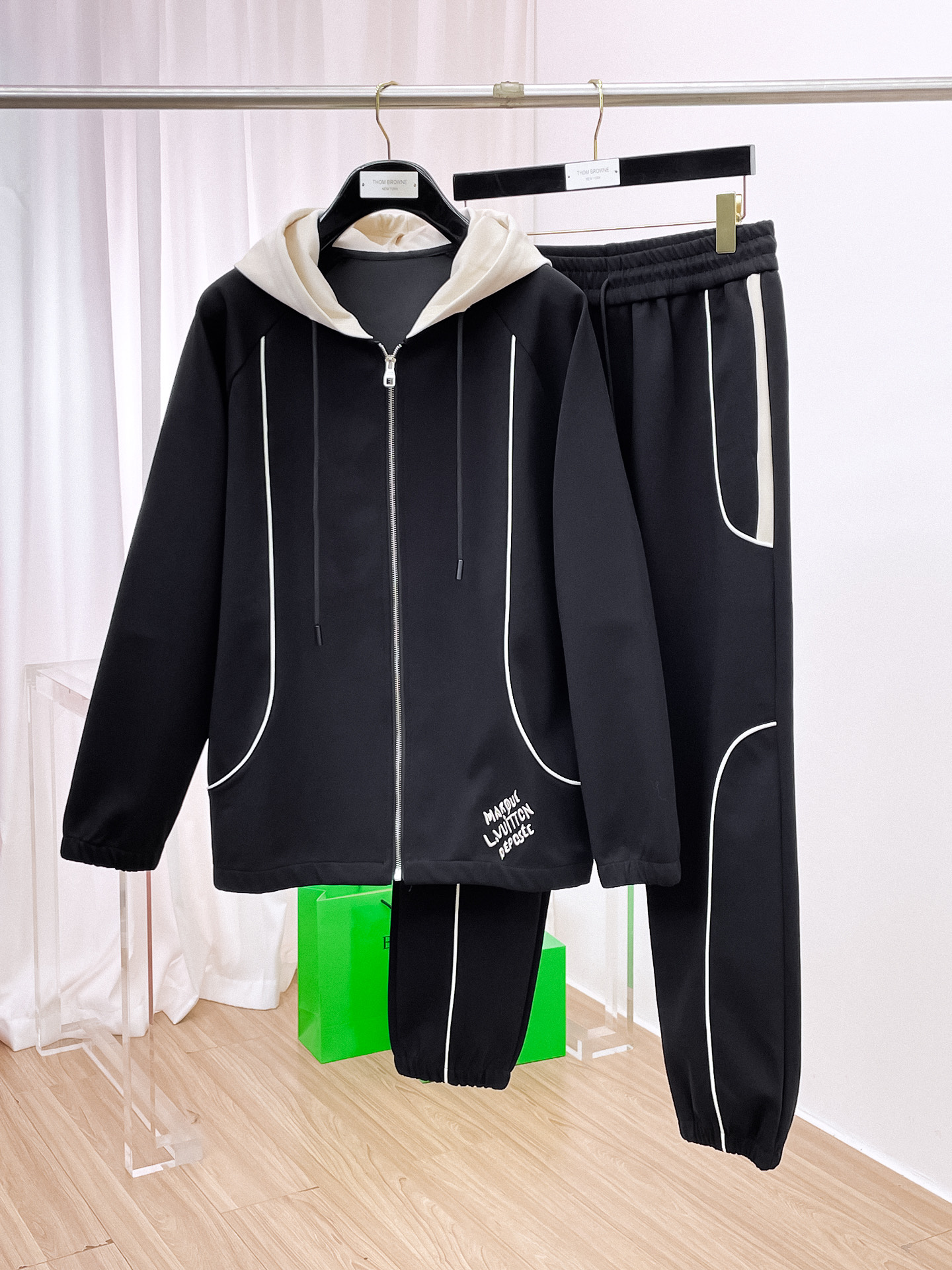 NO:538356,LV fit M-XXXL Top apricot color set color-blocked webbing zipper casual set, logo embroidered classic black and white webbing fusion versatile counter set, sun velvet top-grade precision made and fusion auxiliary materials, classic 3 standards complete, trendy men's fashion, whether it is the comfort of the upper body or the incomparable existence 170-125(M) 175-140(L) 178-155 (XL) 178-170(XXL) 180-185(XXXL) your,,louis vuitton,alexander wang19860909LV 合身版型M-XXXL 顶级杏色套装拼色织带拉链款休闲套装,logo绣花经典黑白织带融合百搭专柜款套装,阳光绒顶级精工制做融合辅料打造,经典3标齐全,潮男时尚,无论是上身舒适度还是都是无可比拟的存在 170-125(M) 175-140(L) 178-155 (XL)178-170(XXL) 180-185(XXXL) your,,louis vuitton,alexander wang,Men's clothing