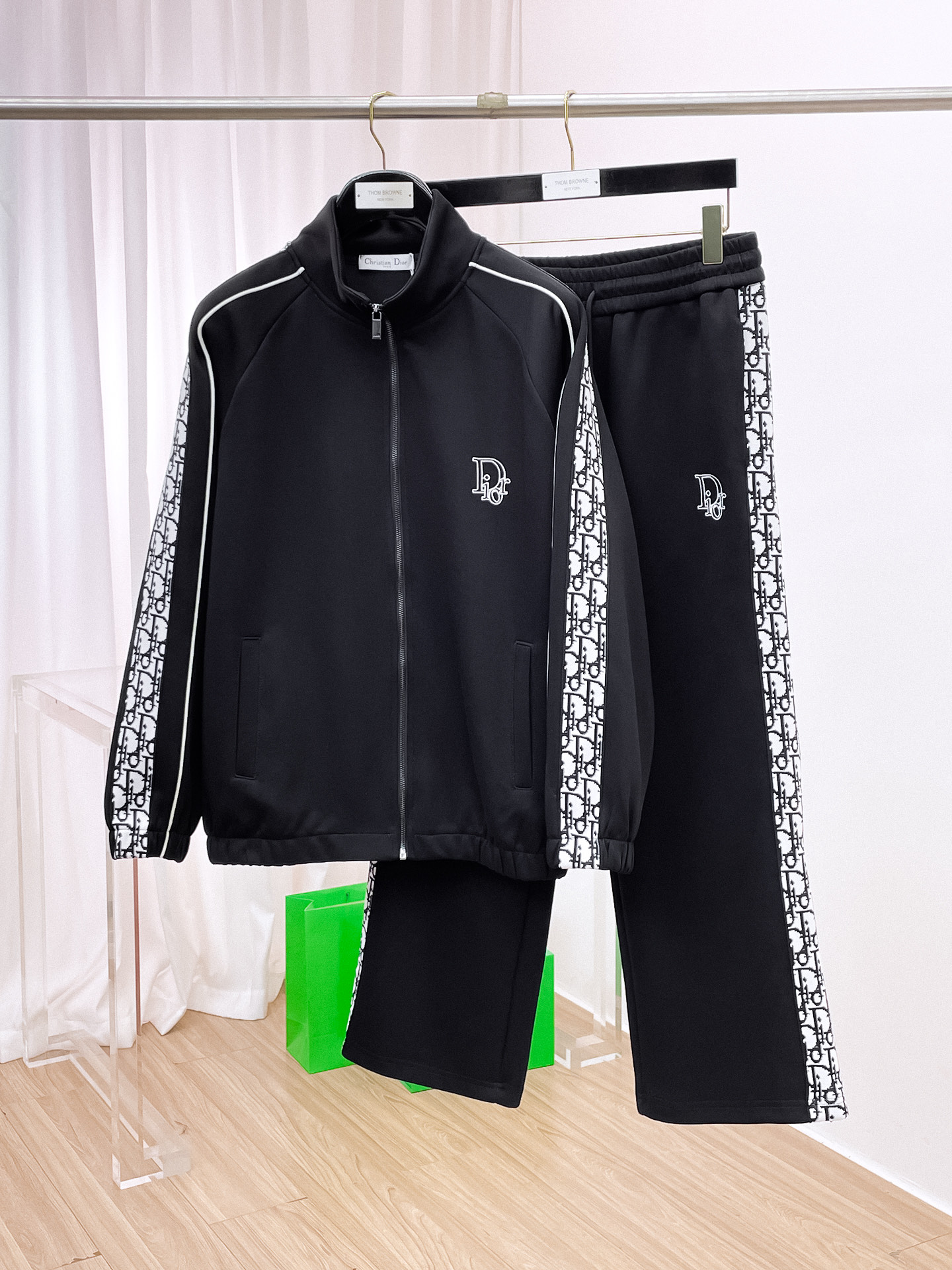 NO:538357,Dior fit M-XXXL top apricot color set color-blocked webbing zipper casual set, logo embroidered classic black and white webbing fusion versatile counter set, sun velvet top-grade precision made and fusion auxiliary materials, classic 3 standards complete, trendy men's fashion, whether it is the comfort of the upper body or the incomparable existence 170-125(M) 175-140(L) 178-155 (XL) 178-170(XXL) 180-185(XXXL) your,,dior,dior,alexander wang19860909Dior 迪奥 合身版型M-XXXL 顶级杏色套装拼色织带拉链款休闲套装,logo绣花经典黑白织带融合百搭专柜款套装,阳光绒顶级精工制做融合辅料打造,经典3标齐全,潮男时尚,无论是上身舒适度还是都是无可比拟的存在 170-125(M) 175-140(L) 178-155 (XL)178-170(XXL) 180-185(XXXL) your,,dior,dior,alexander wang,Men's clothing