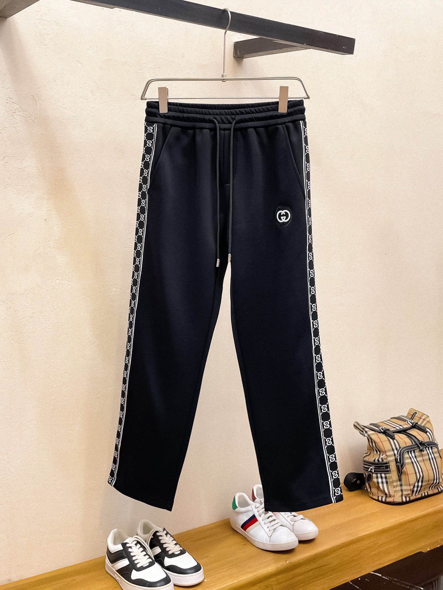 NO:573441,2025 autumn and winter new casual pants (Jindian three-dimensional embroidery positioning LOGO customized hardware) high-end version, counter-customized fabrics with high breathability and comfort, impeccable details, brand element design concept, reflecting high quality. It feels delicate and soft!  It presents a casual cut and the upper body shape is awesome!  Size M-3XL,,alexander wang198609092025秋冬新款休闲裤（金典立体刺绣定位LOGO 定制五金）高端版本,专柜定制面料 透气舒适度高,细节无可挑剔,品牌元素设计理念,体现高品质.手感细腻柔软！呈现休闲裁剪,上身版型超赞！ 码数M-3XL,,alexander wang,Men's clothing