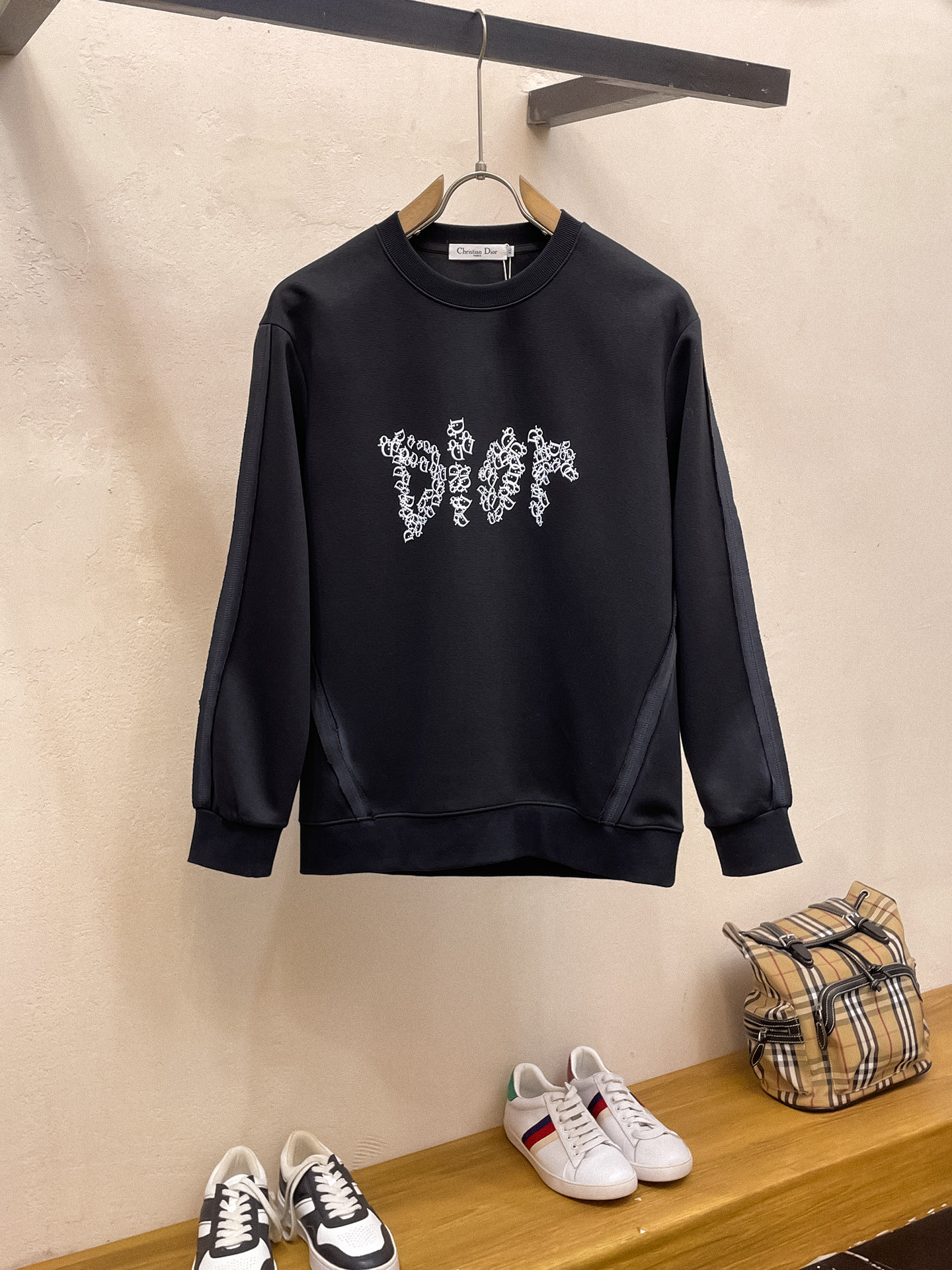 NO:611939,Dior 25SS [New Product] The latest and top version of exquisite craftsmanship round neck sweatshirt, top quality counter original pullover, top quality imported fabrics, counter quality heavy embroidery design, imported high-end custom fabrics, imported silk threads with first-class feel!  The same styles for men and women are on sale on the official website!  Complete three standards, size M-3XL…,, dior, hoodie, sweatshirts, alexander wang19860909迪奥25SS【新品】最新最顶级版本精美工艺圆领卫衣,最顶级的品质专柜原单套头衫,顶级制作工艺进口面料,专柜品质重工刺绣设计,采用进口高端订制面料,进口丝线手感一流！男女同款官网在售！三标齐全 码数M-3XL….,,dior,hoodie,sweatshirts,alexander wang,Men's clothing