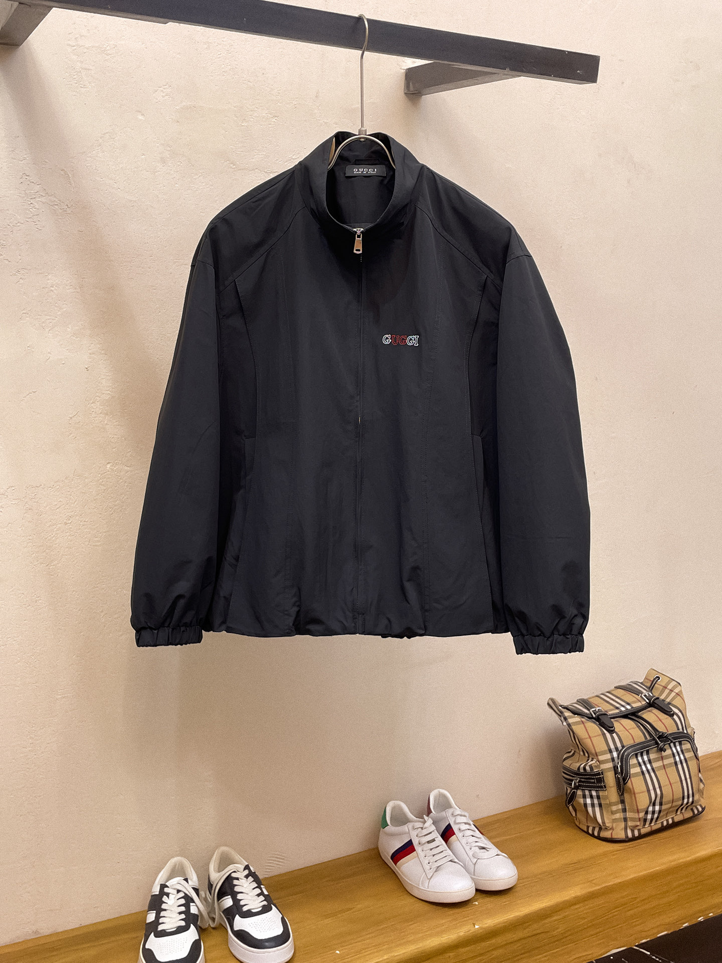 NO:565519,Gucci 25ss early autumn [new product] windbreaker jacket hot style new casual fashion jacket autumn and winter counter!  Ultra-avant-garde design style, delicate and comfortable, very light to wear and not easy to wrinkle. Multiple craftsmanship. The overall design is quite visual. The upper body is casual and stylish, with a certain degree of stiffness. It is definitely at the forefront of fashion. It is recommended for urban leisure. Size M~3XL,,gucci,jackets & coats,jackets & coats,alexander wang19860909古驰25ss早秋【新品】风衣夹克外套爆款 秋冬专柜新款休闲时尚夹克外套！超前卫设计风格 细腻舒适 穿着非常轻便不易起皱.多重重工艺 整体的设计颇具视觉感,上身休闲有型,有一定的挺括度,绝对走在时尚最尖端的气质感推荐,都市休闲必备.码数M~3XL,,gucci,jackets & coats,jackets & coats,alexander wang,Men's clothing