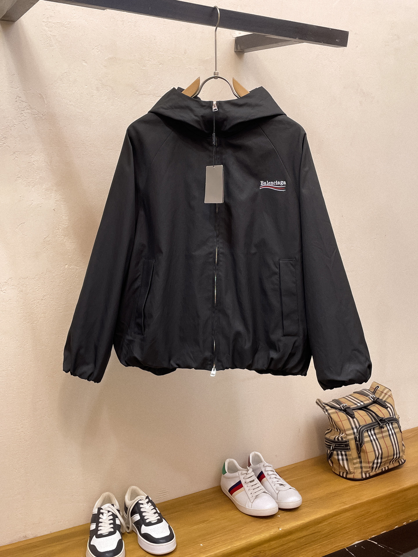 NO:565515,Balenciaga 25ss early autumn [new product] windbreaker jacket hot style new casual fashion jacket autumn and winter counter!  Ultra-avant-garde design style, delicate and comfortable, very light to wear and not easy to wrinkle. Multiple craftsmanship. The overall design is quite visual. The upper body is casual and stylish, with a certain degree of stiffness. It is definitely at the forefront of fashion. It is recommended for urban leisure. Size M~3XL,,balenciaga,jackets & coats,jackets & coats,alexander wang19860909巴黎世家25ss早秋【新品】风衣夹克外套爆款 秋冬专柜新款休闲时尚夹克外套！超前卫设计风格 细腻舒适 穿着非常轻便不易起皱.多重重工艺 整体的设计颇具视觉感,上身休闲有型,有一定的挺括度,绝对走在时尚最尖端的气质感推荐,都市休闲必备.码数M~3XL,,balenciaga,jackets & coats,jackets & coats,alexander wang,Men's clothing