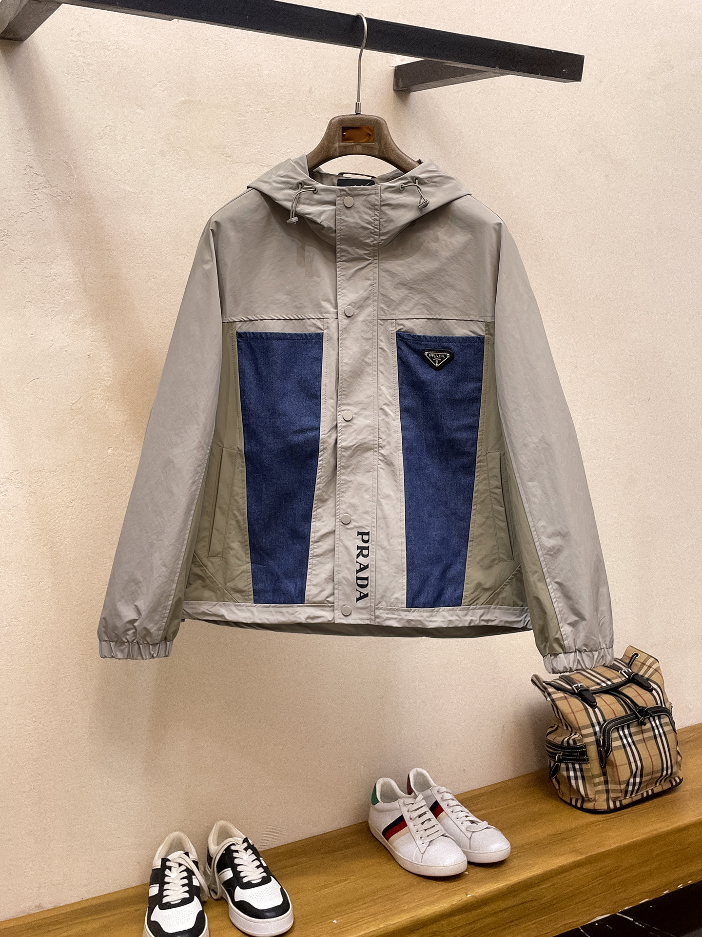 NO:565511,Prada 25ss early autumn [new product] windbreaker jacket hot style new casual fashion jacket autumn and winter counter!  Ultra-avant-garde design style, delicate and comfortable, very light to wear and not easy to wrinkle. Multiple craftsmanship. The overall design is quite visual. The upper body is casual and stylish, with a certain degree of stiffness. It is definitely at the forefront of fashion. It is recommended for urban leisure. Size M~3XL,, prada, jackets & coats, jackets & coats, alexander wang19860909普拉达25ss早秋【新品】风衣夹克外套爆款 秋冬专柜新款休闲时尚夹克外套！超前卫设计风格 细腻舒适 穿着非常轻便不易起皱.多重重工艺 整体的设计颇具视觉感,上身休闲有型,有一定的挺括度,绝对走在时尚最尖端的气质感推荐,都市休闲必备.码数M~3XL,,prada,jackets & coats,jackets & coats,alexander wang,Men's clothing