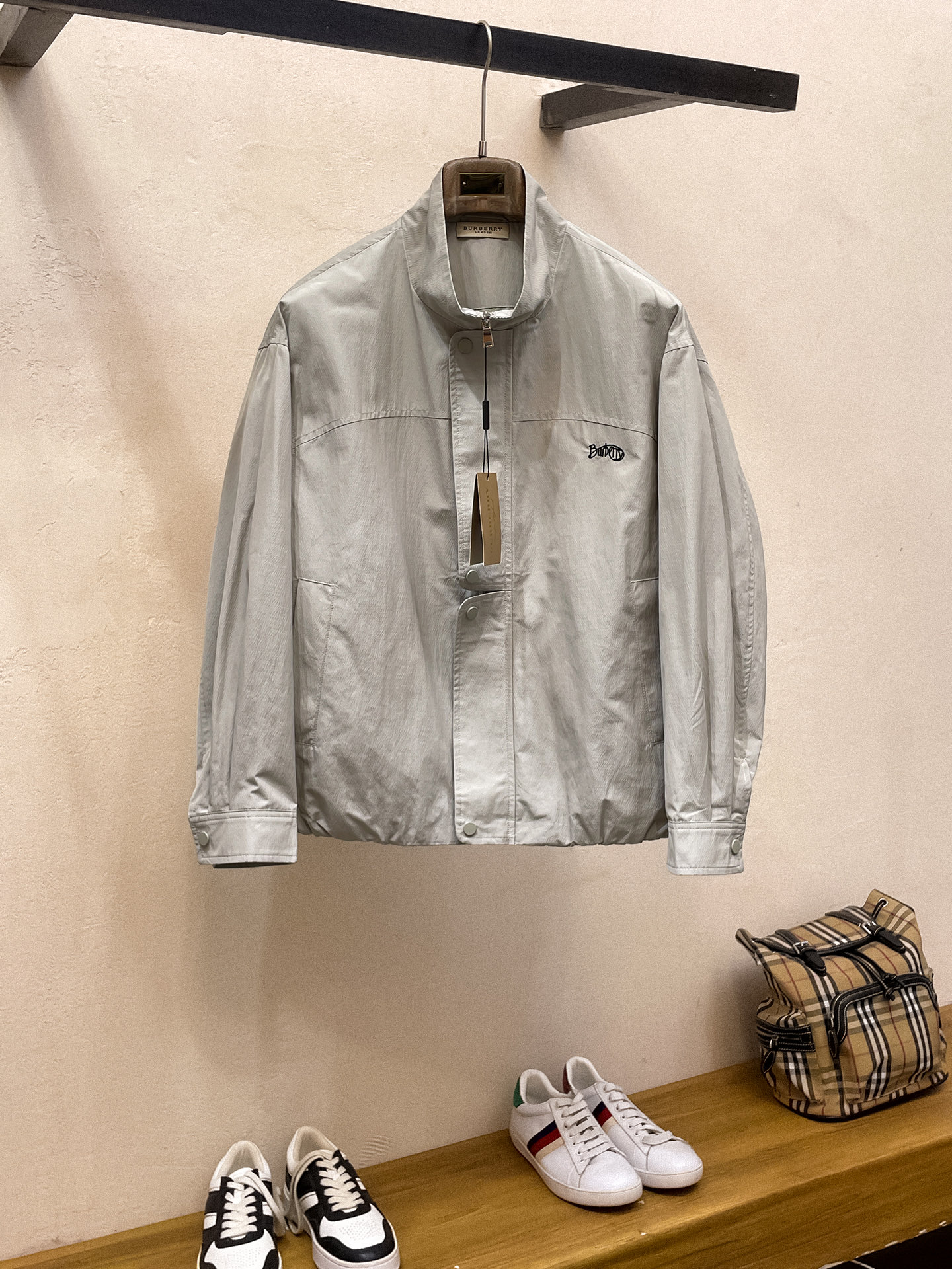 NO:565507,Burberry 25ss early autumn [new product] windbreaker jacket hot style new casual fashion jacket autumn and winter counter!  Ultra-avant-garde design style, delicate and comfortable, very light to wear and not easy to wrinkle. Multiple craftsmanship. The overall design is quite visual. The upper body is casual and stylish, with a certain degree of stiffness. It is definitely at the forefront of fashion. It is recommended for urban leisure. Size M~3XL,,burberry,jackets & coats,jackets & coats,alexander wang19860909巴宝莉25ss早秋【新品】风衣夹克外套爆款 秋冬专柜新款休闲时尚夹克外套！超前卫设计风格 细腻舒适 穿着非常轻便不易起皱.多重重工艺 整体的设计颇具视觉感,上身休闲有型,有一定的挺括度,绝对走在时尚最尖端的气质感推荐,都市休闲必备.码数M~3XL,,burberry,jackets & coats,jackets & coats,alexander wang,Men's clothing