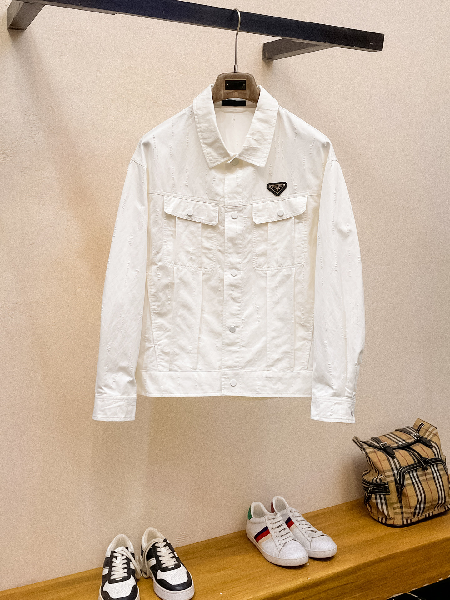 NO:565502,Prada 25ss early autumn [new product] windbreaker jacket hot style new casual fashion jacket autumn and winter counter!  Ultra-avant-garde design style, delicate and comfortable, very light to wear and not easy to wrinkle. Multiple craftsmanship. The overall design is quite visual. The upper body is casual and stylish, with a certain degree of stiffness. It is definitely at the forefront of fashion. It is recommended for urban leisure. Size M~3XL,, prada, jackets & coats, jackets & coats, alexander wang19860909普拉达25ss早秋【新品】风衣夹克外套爆款 秋冬专柜新款休闲时尚夹克外套！超前卫设计风格 细腻舒适 穿着非常轻便不易起皱.多重重工艺 整体的设计颇具视觉感,上身休闲有型,有一定的挺括度,绝对走在时尚最尖端的气质感推荐,都市休闲必备.码数M~3XL,,prada,jackets & coats,jackets & coats,alexander wang,Men's clothing